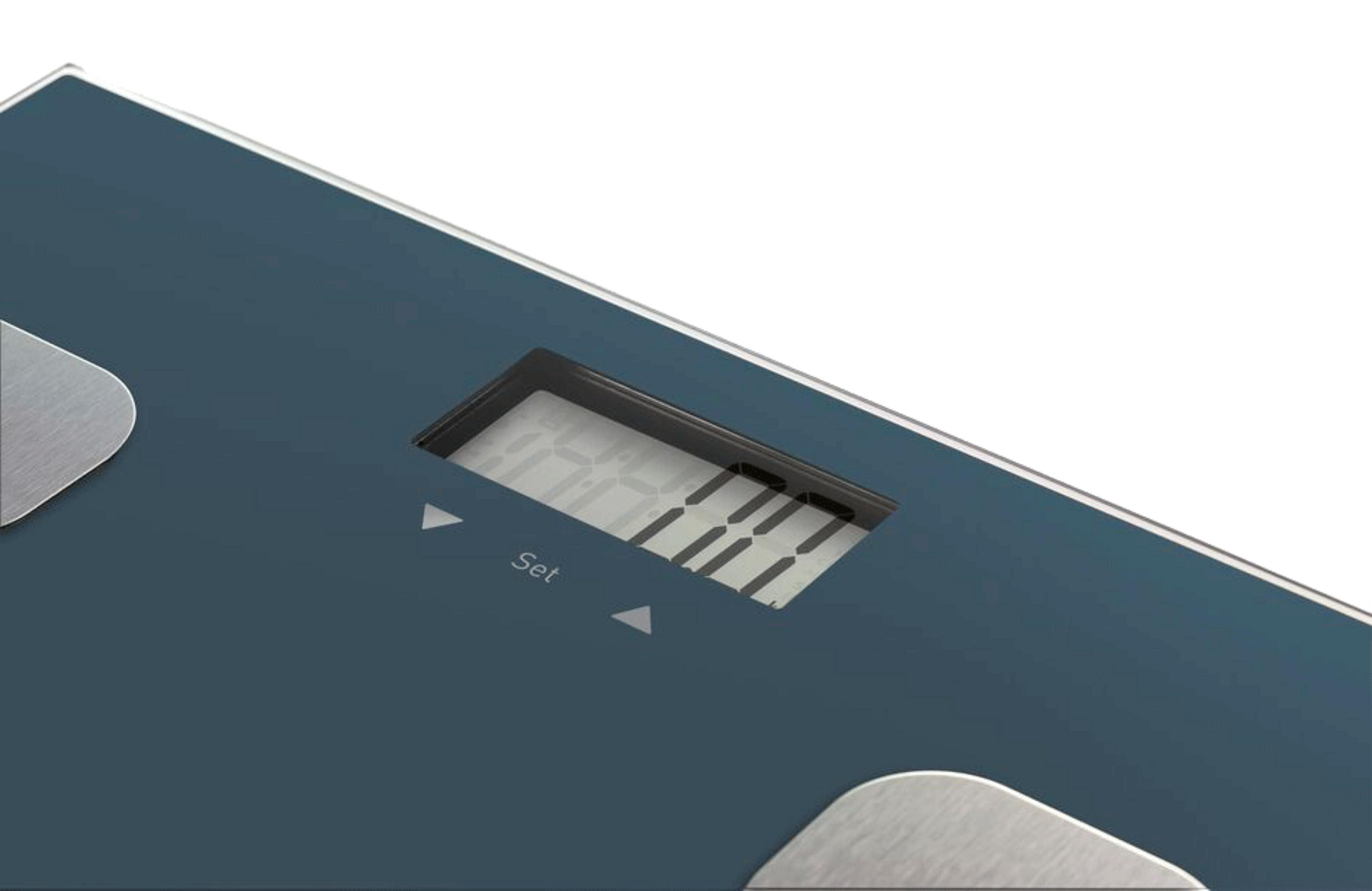 Nahaufnahme einer blauen Personenwaage mit einem digitalen Display, das Zahlen anzeigt.