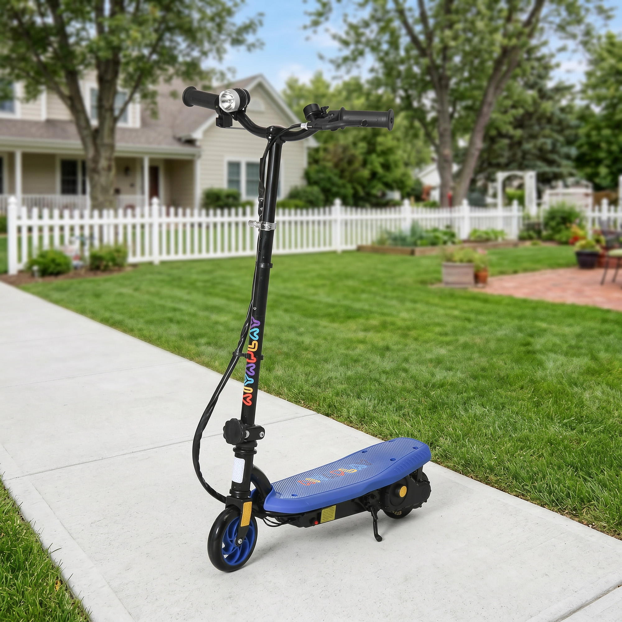 Un patinete eléctrico azul y negro está en una acera frente a una casa y jardín.