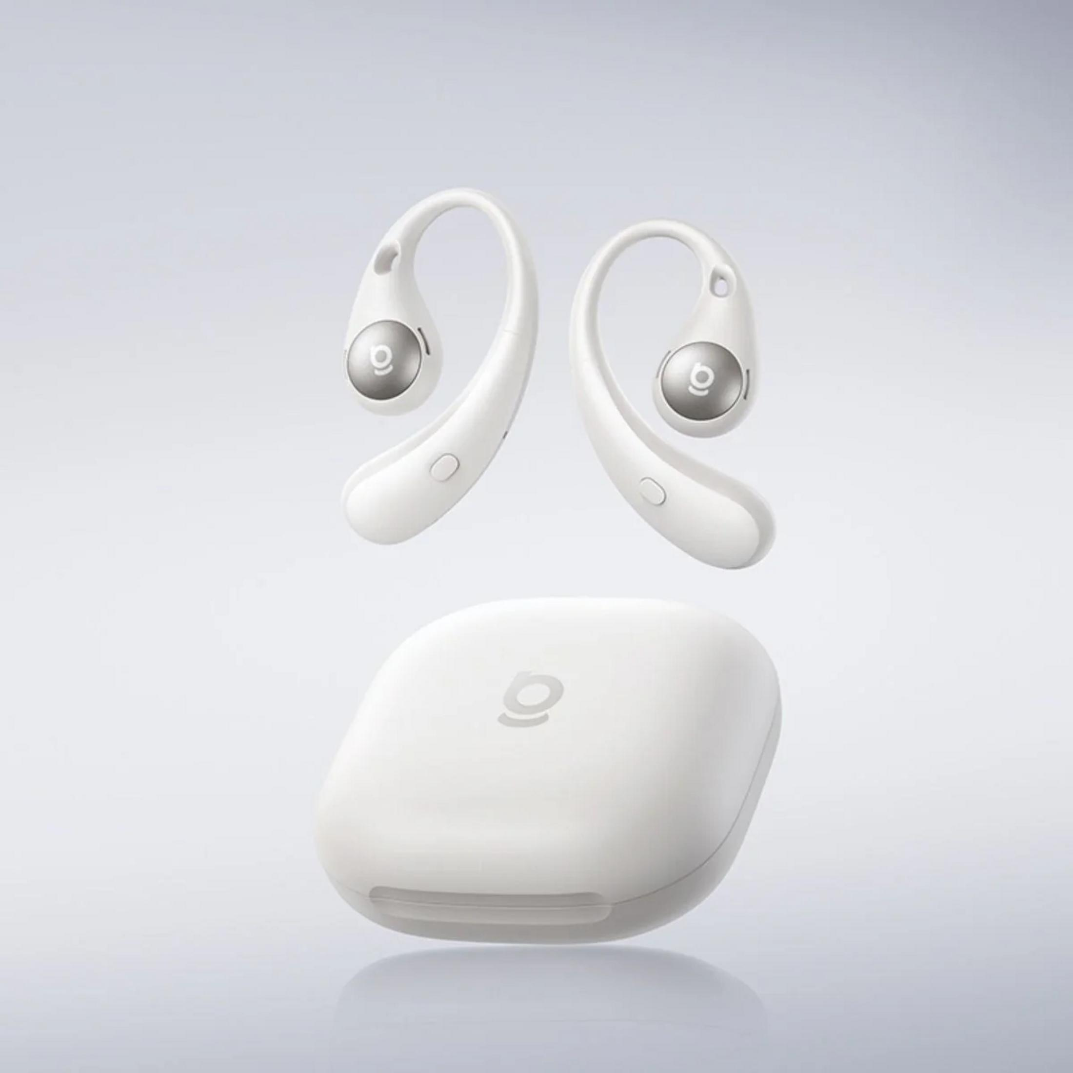Due auricolari bianchi con accenti argentati fluttuano sopra una custodia di ricarica bianca.