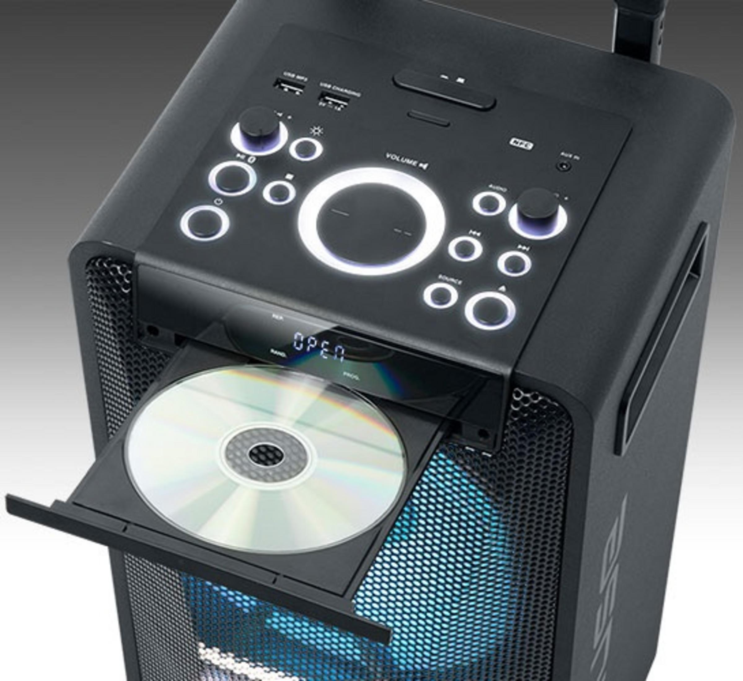 Altavoz negro con reproductor de CD abierto, botones brillantes y luces.