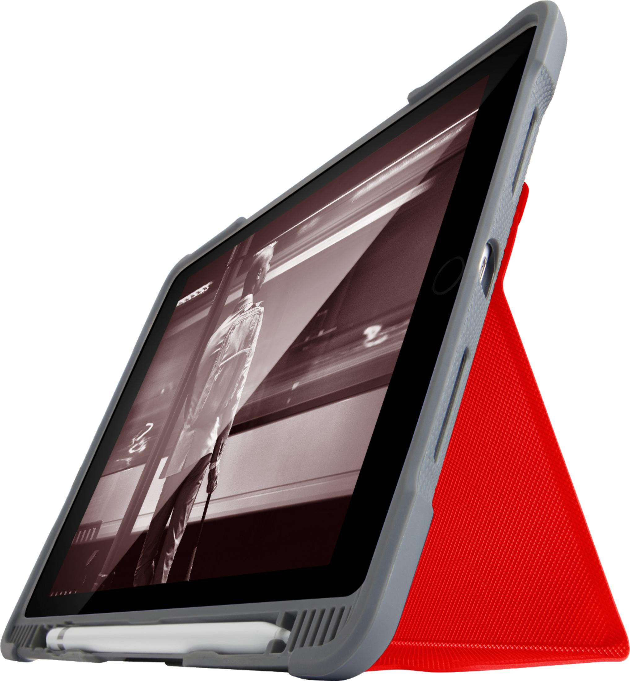 Tablet grigio con supporto rosso, mostra un uomo in giacca di jeans su un binario.