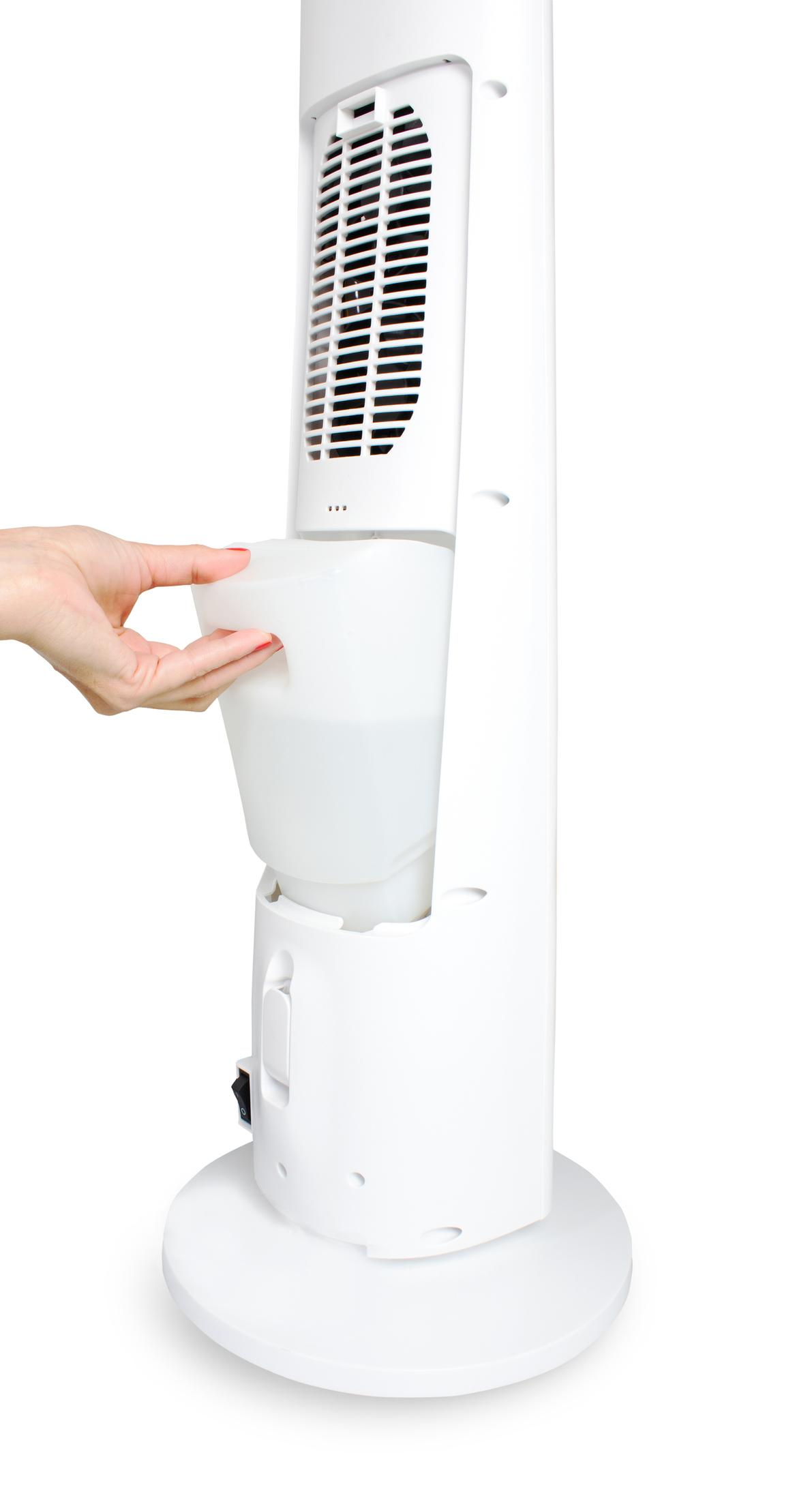 Una mano inserta un depósito de agua blanco en un ventilador de torre.