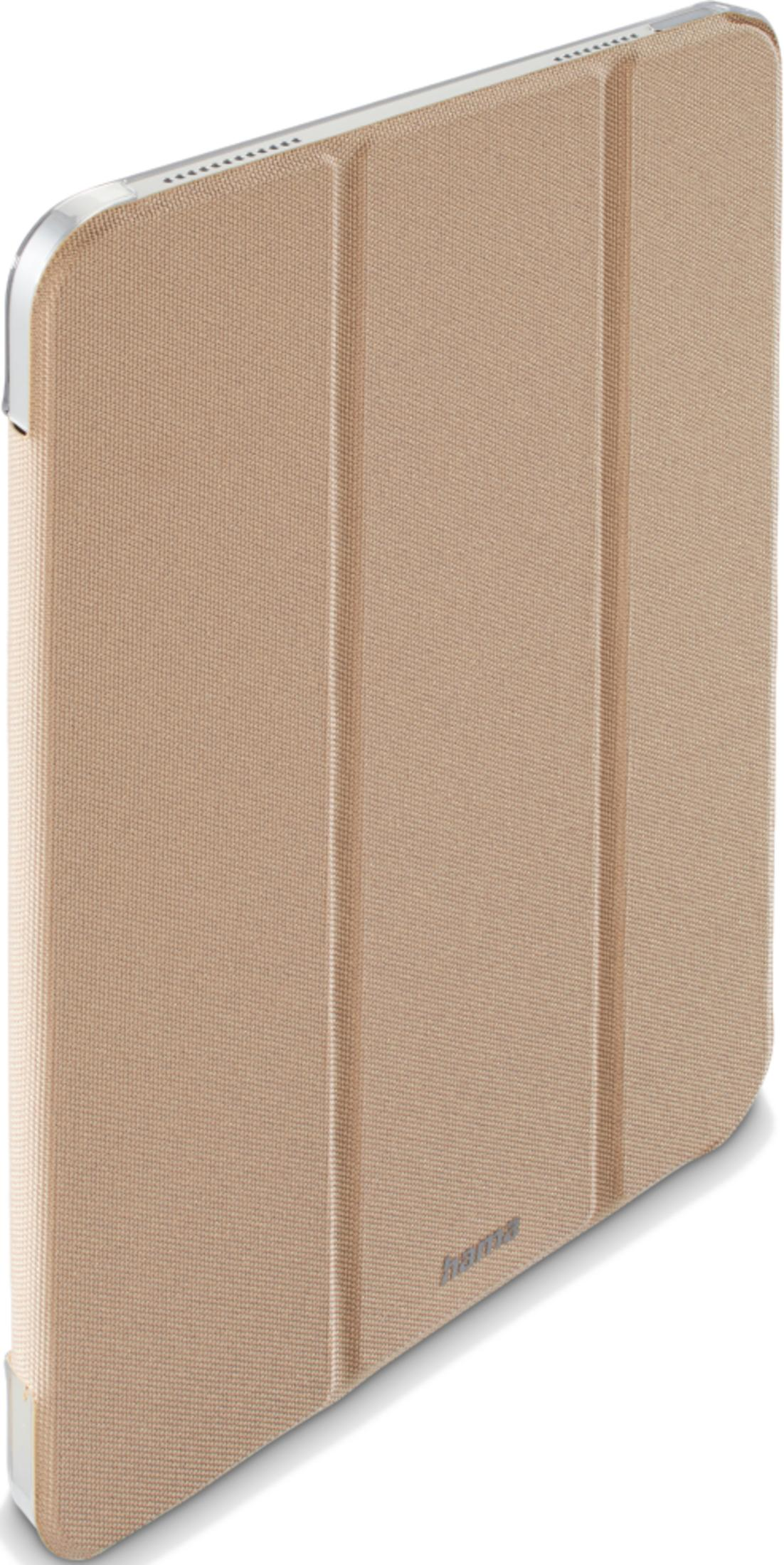 Eine beige Tablet-Hülle mit drei vertikalen Falten und silbernen Akzenten.
