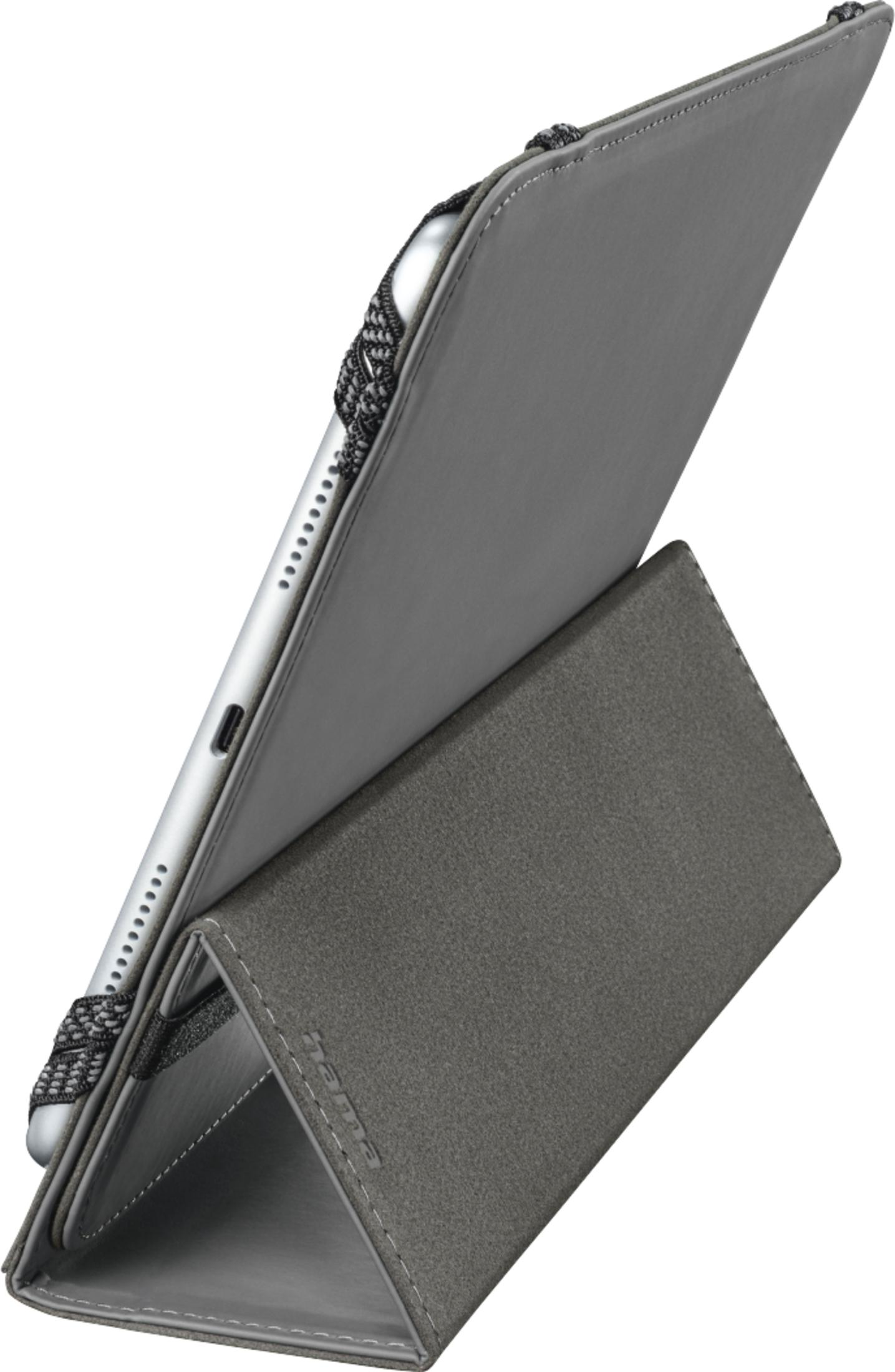 Graues Tablet mit Hülle, aufrecht stehend auf weißem Hintergrund.