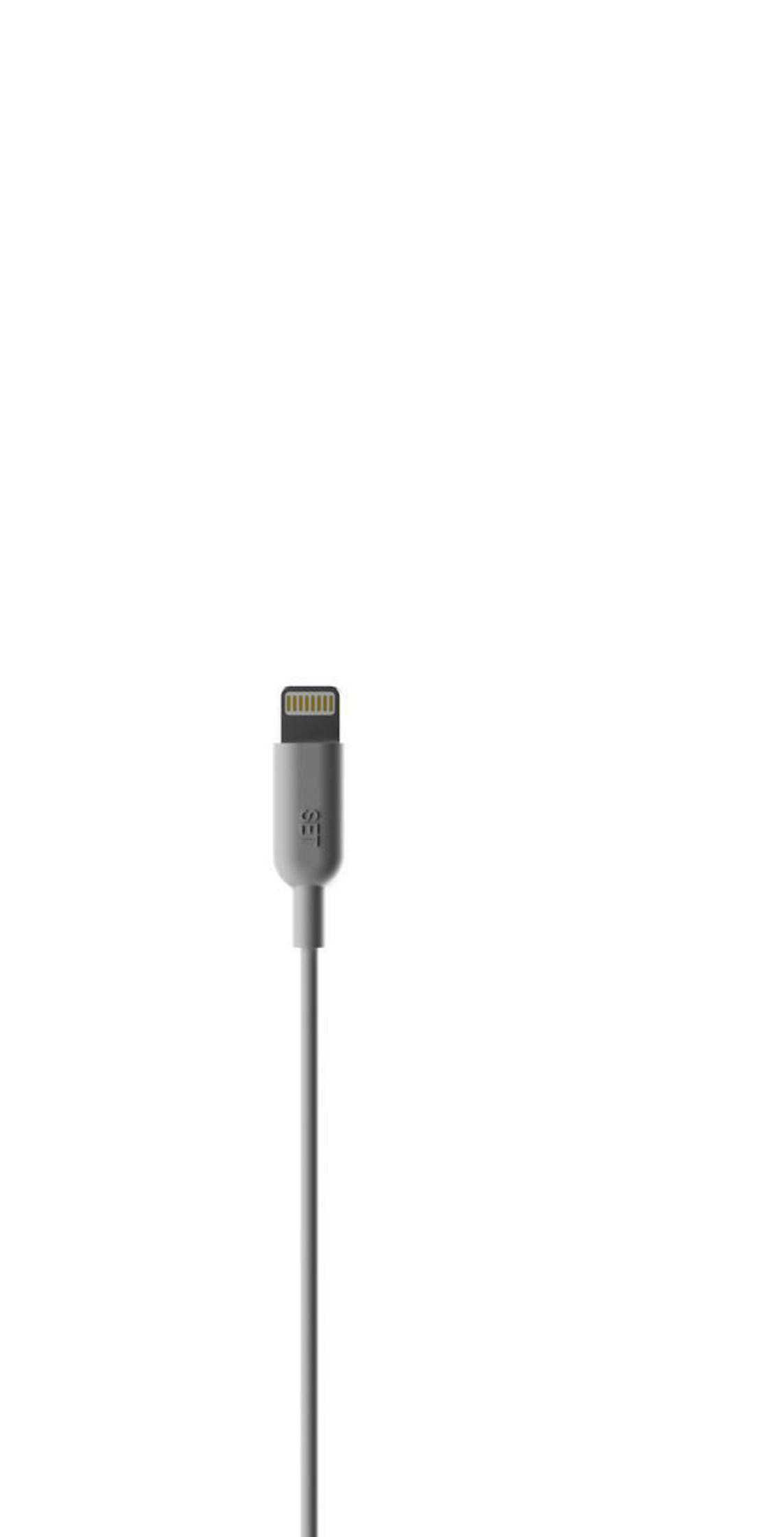 Graues Ladekabel mit Lightning-Anschluss auf weißem Hintergrund.