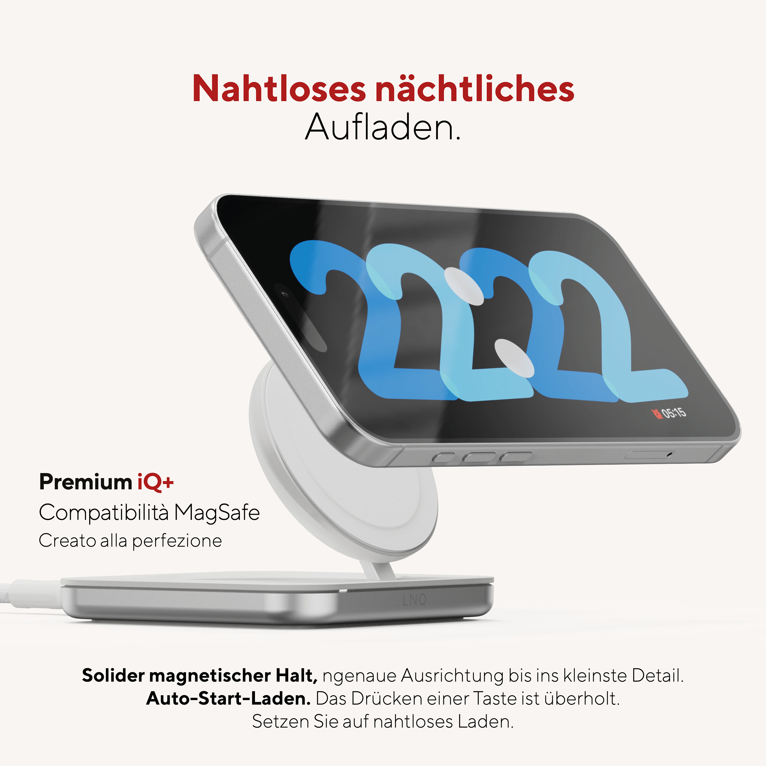 Uno smartphone argentato si ricarica in modalità wireless su un supporto bianco.