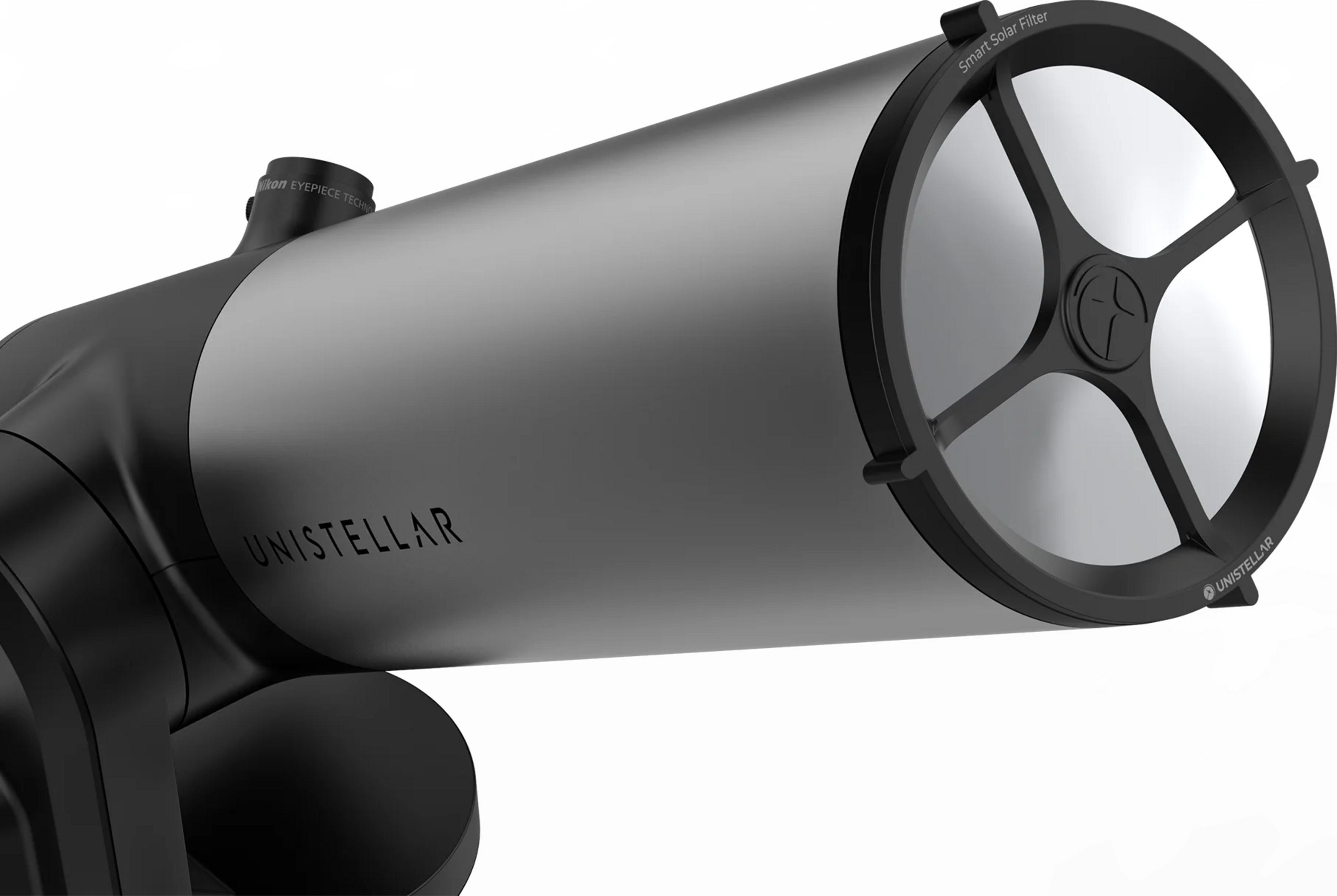 Ein Unistellar Teleskop mit einem Smart Solar Filter und Okularansatz.