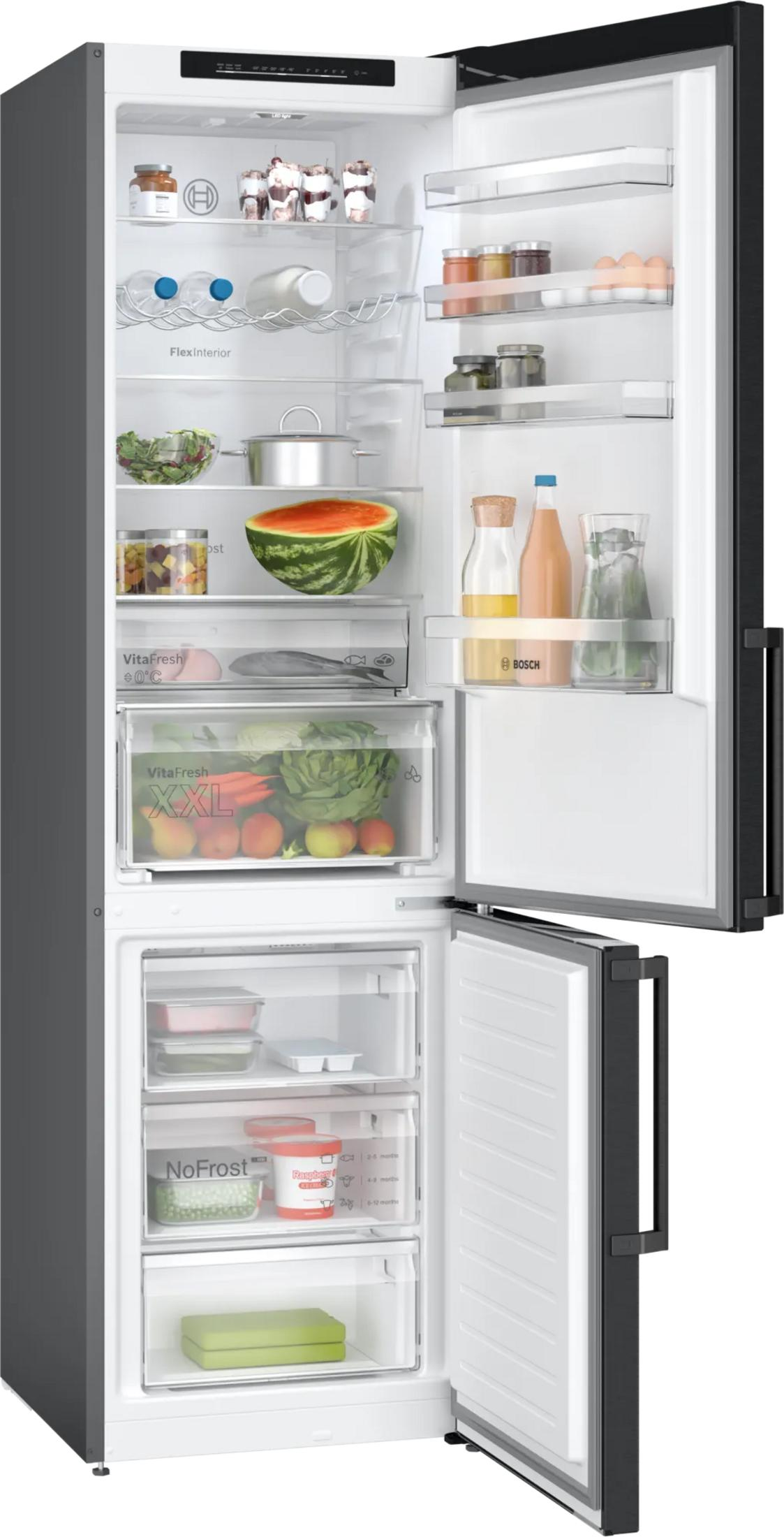Offener Kühlschrank mit Lebensmitteln: Obst, Gemüse, Eier, Milchprodukte, Getränke.