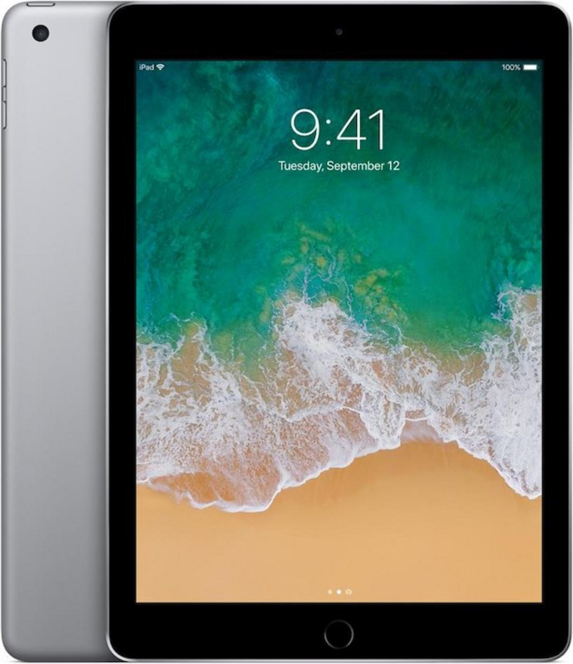 Un iPad argento che mostra uno sfondo spiaggia sul suo schermo.