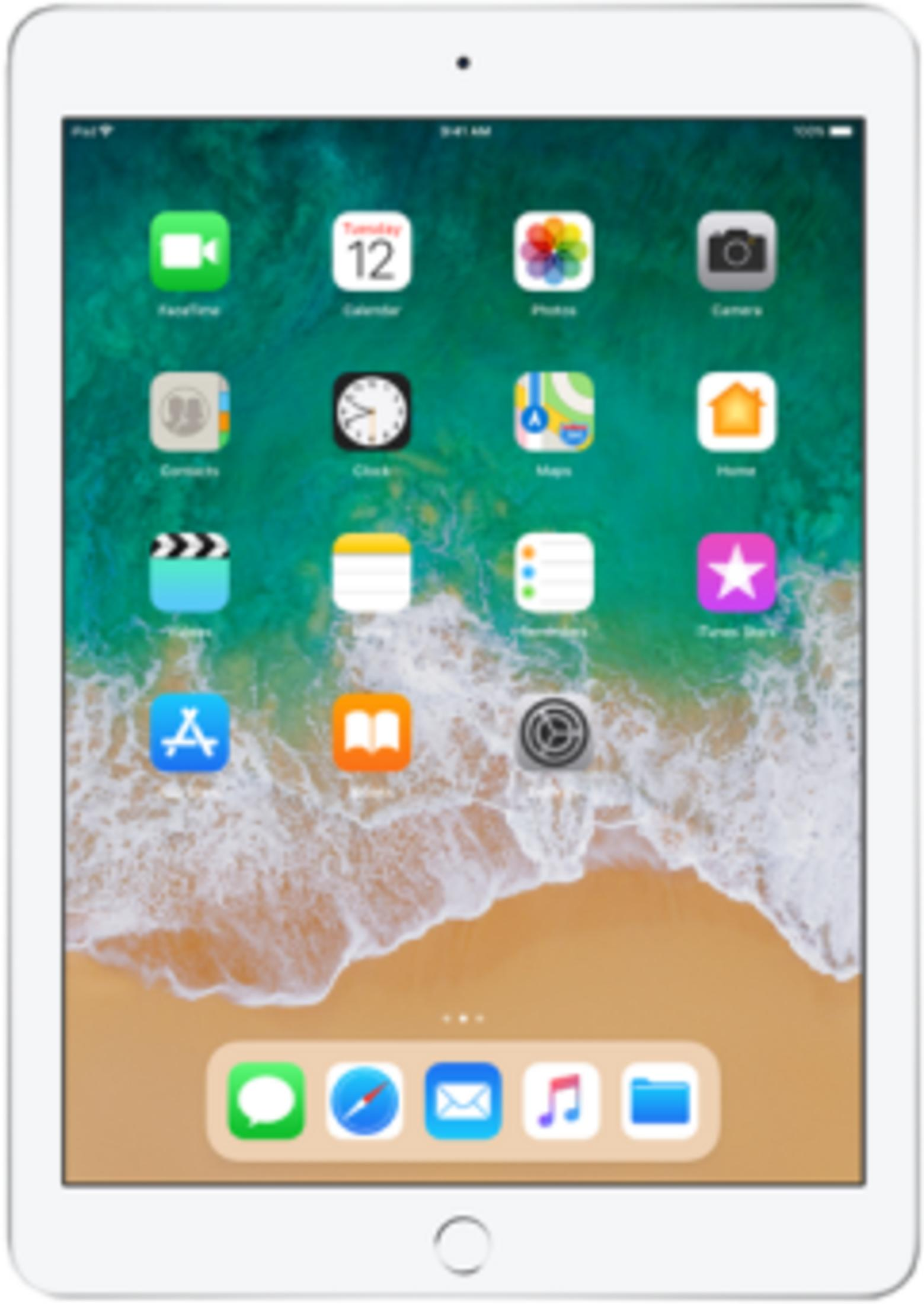 Un iPad que muestra su pantalla de inicio con varios iconos de aplicaciones sobre un fondo de playa.