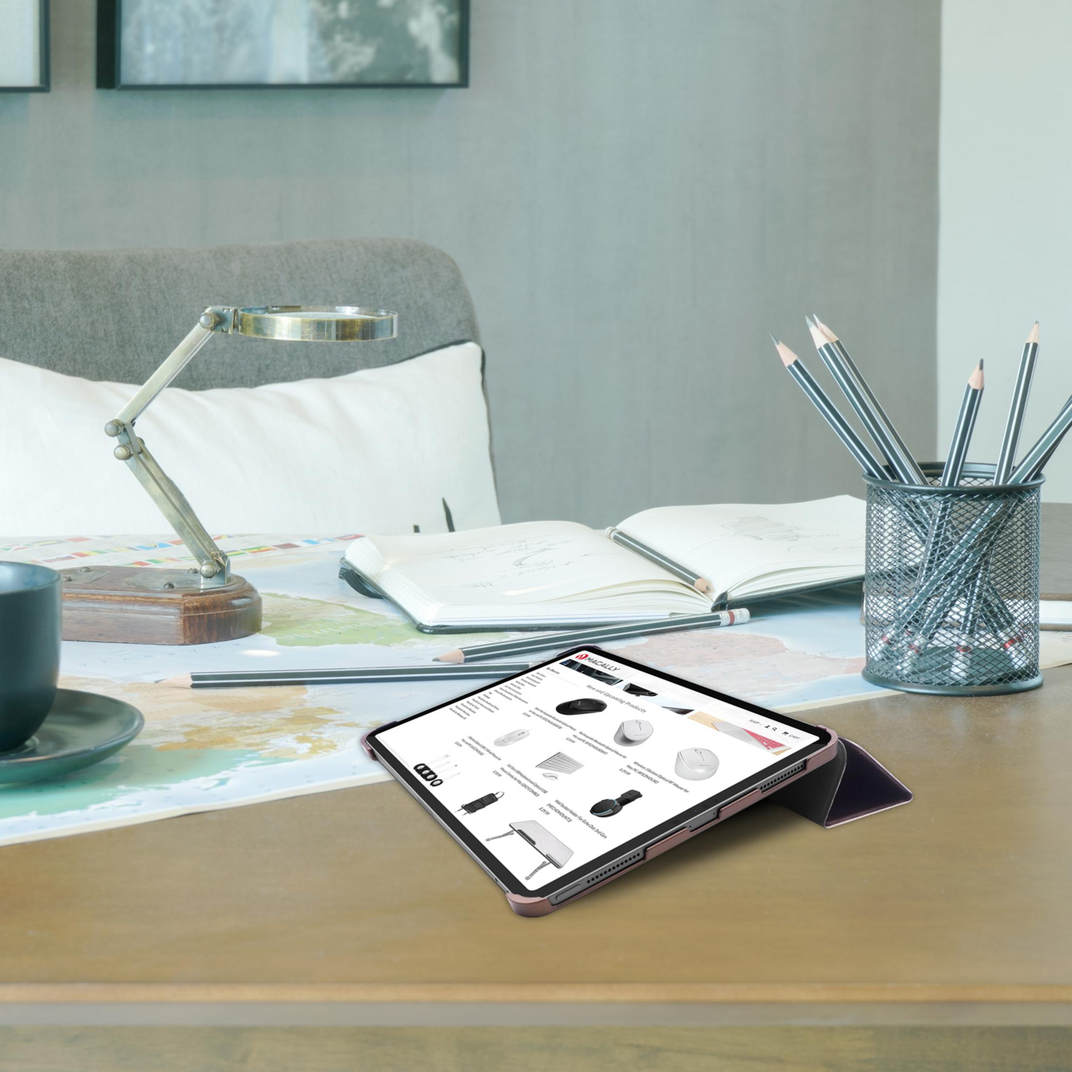 Ein Tablet zeigt eine Produktliste auf einem Schreibtisch mit Stiften und einer Lampe.