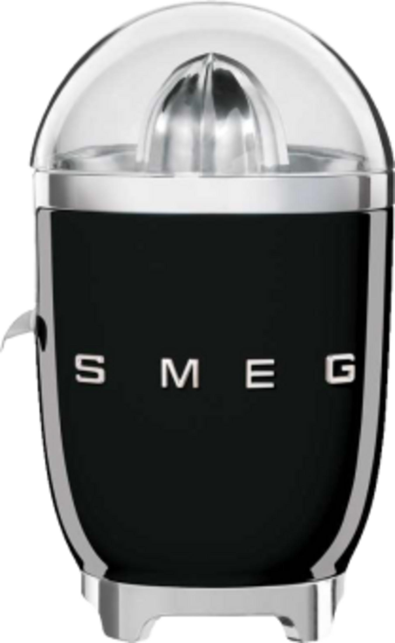 Un spremiagrumi Smeg nero con accenti argentati e coperchio trasparente.