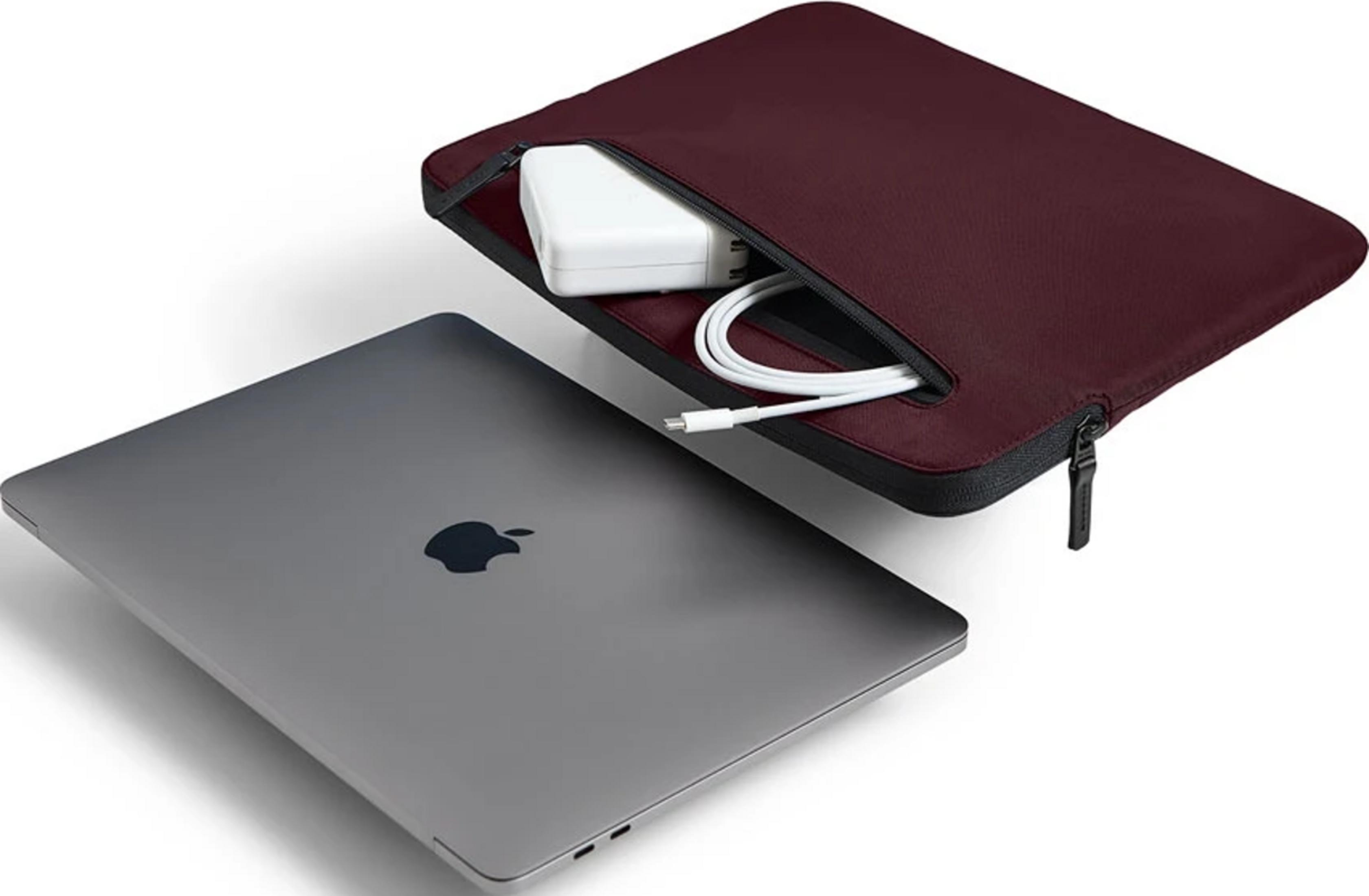 Un MacBook grigio accanto a una custodia bordeaux con caricabatterie e cavo.