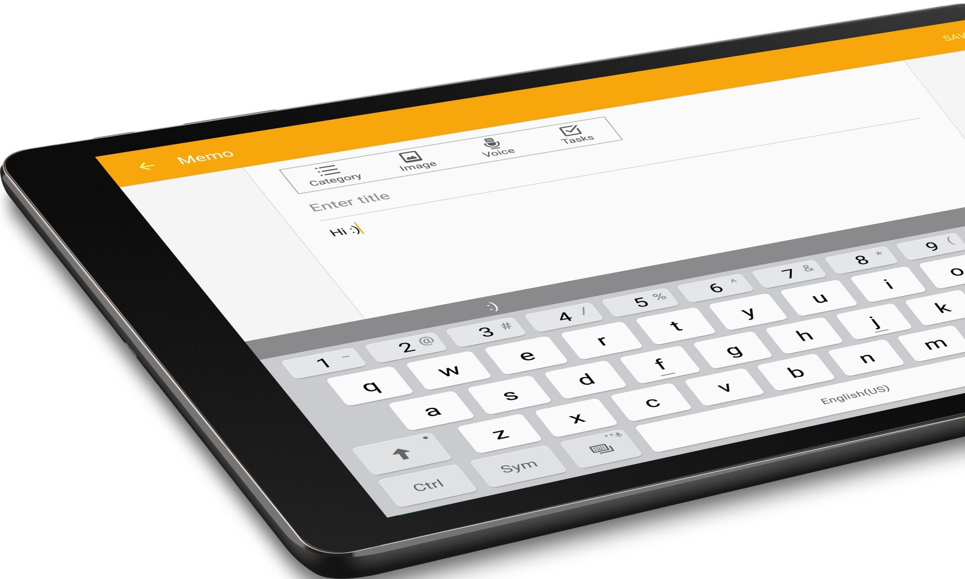 Un tablet mostra un'app memo con tastiera. Si sta digitando testo.