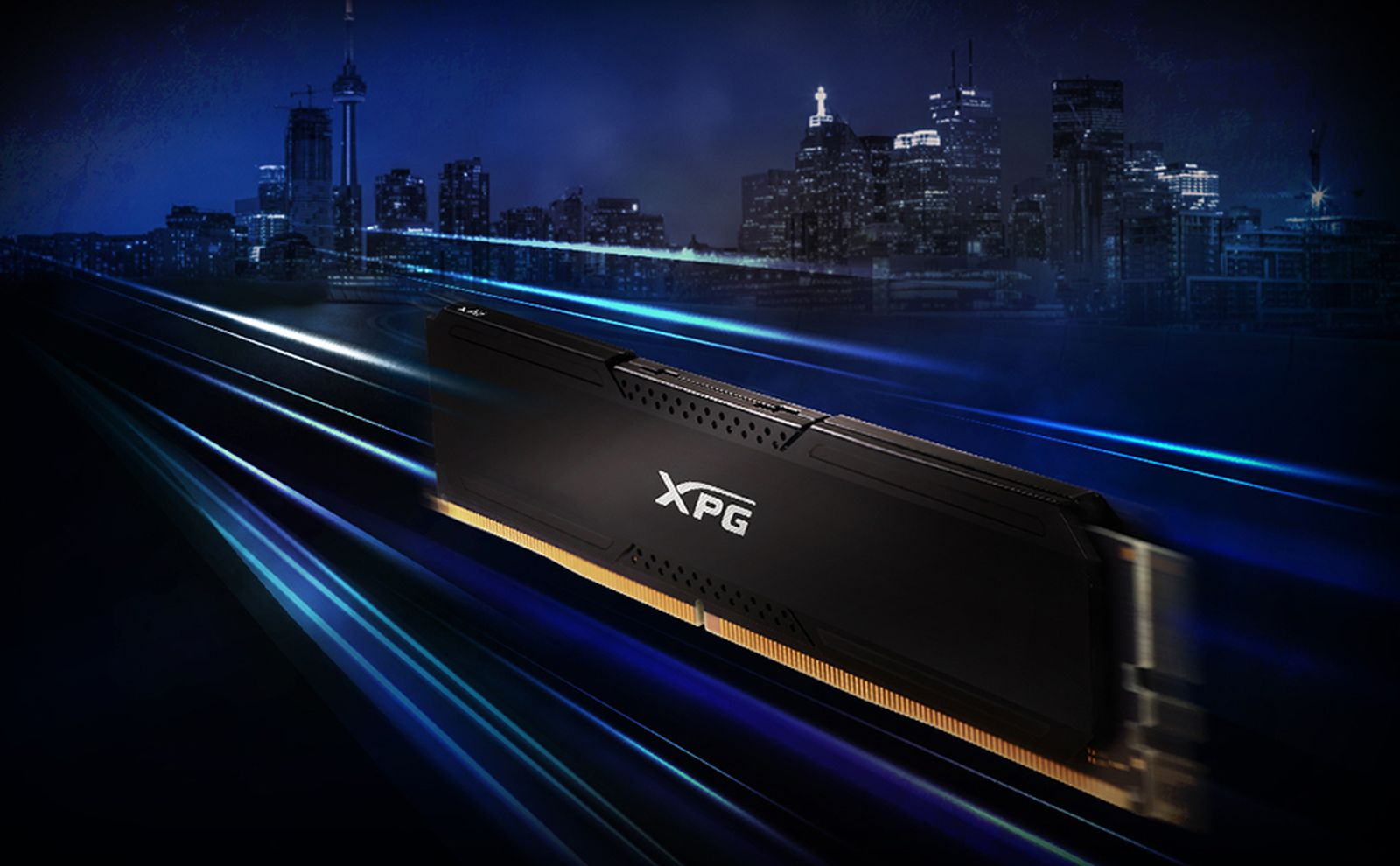 Un banco di RAM XPG nero è visualizzato contro uno skyline cittadino sfocato e bluastro di notte.