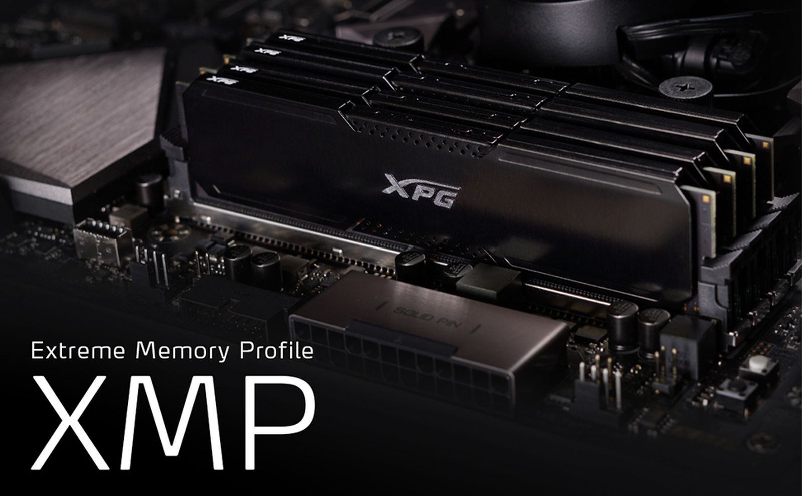 Moduli RAM XPG neri installati su una scheda madre del computer con testo.
