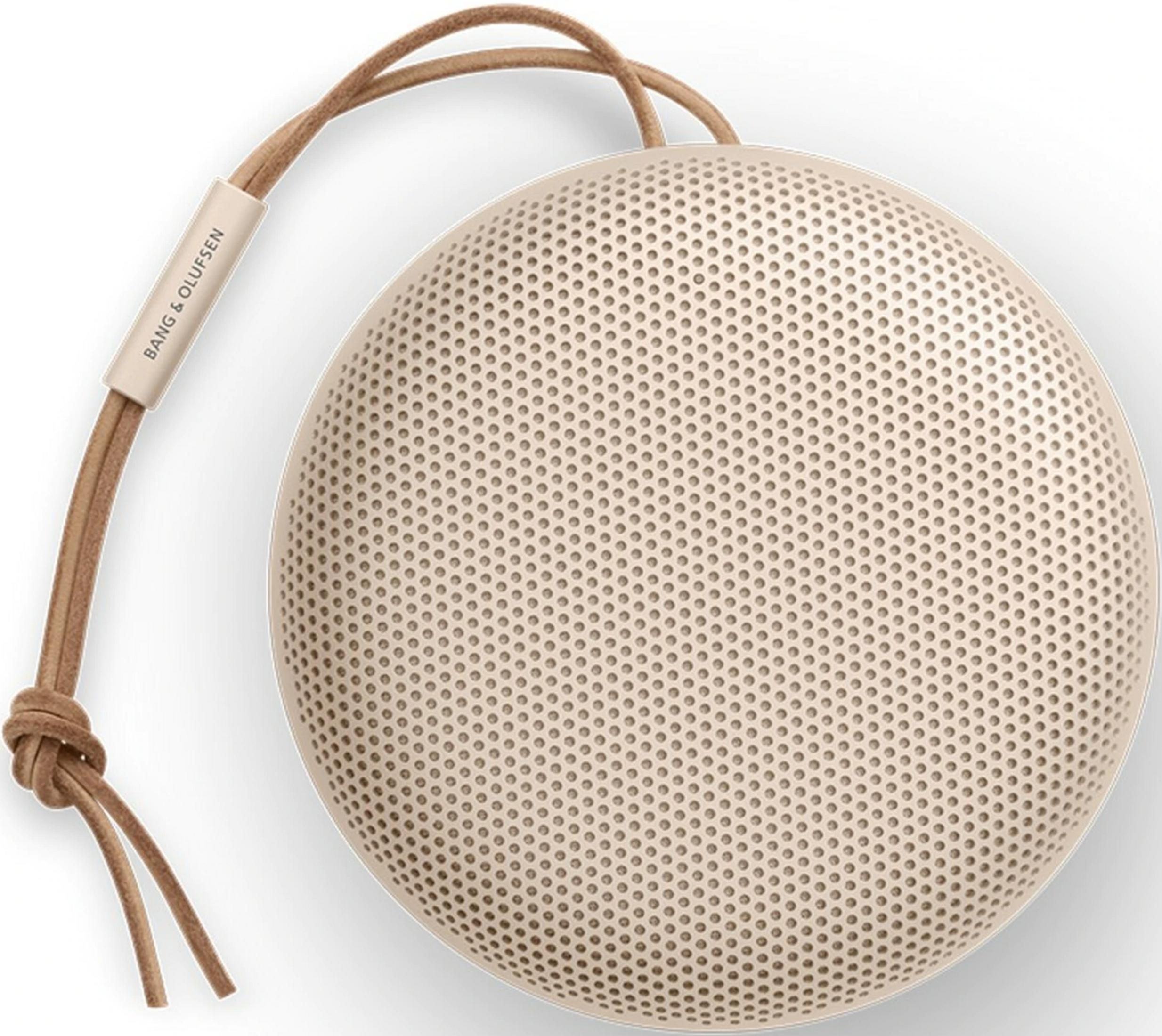 Altoparlante beige con cinturino in pelle e nome del marchio.
