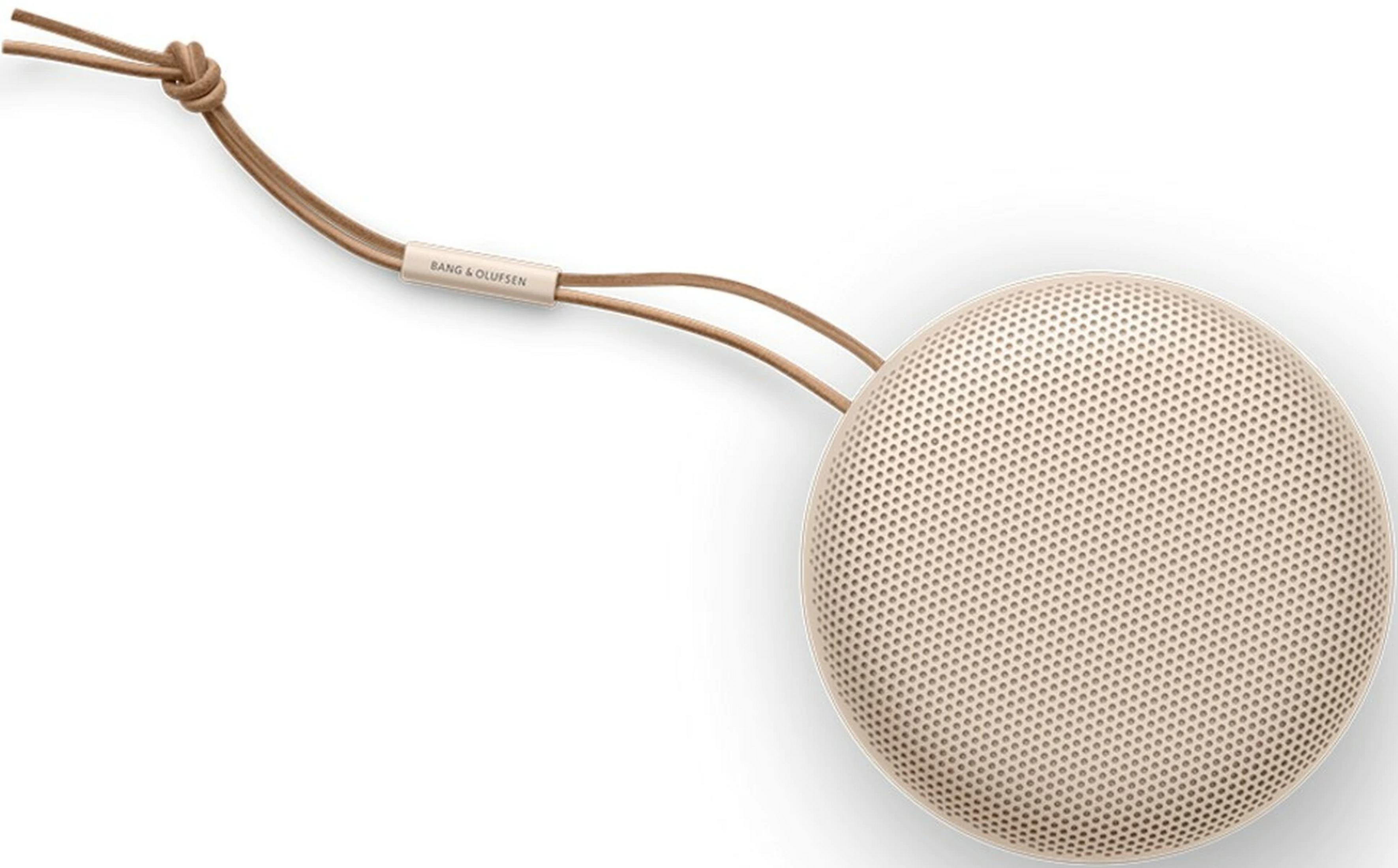 Un altoparlante rotondo beige con tracolla
marrone e logo "BANG & OLUFSEN".
