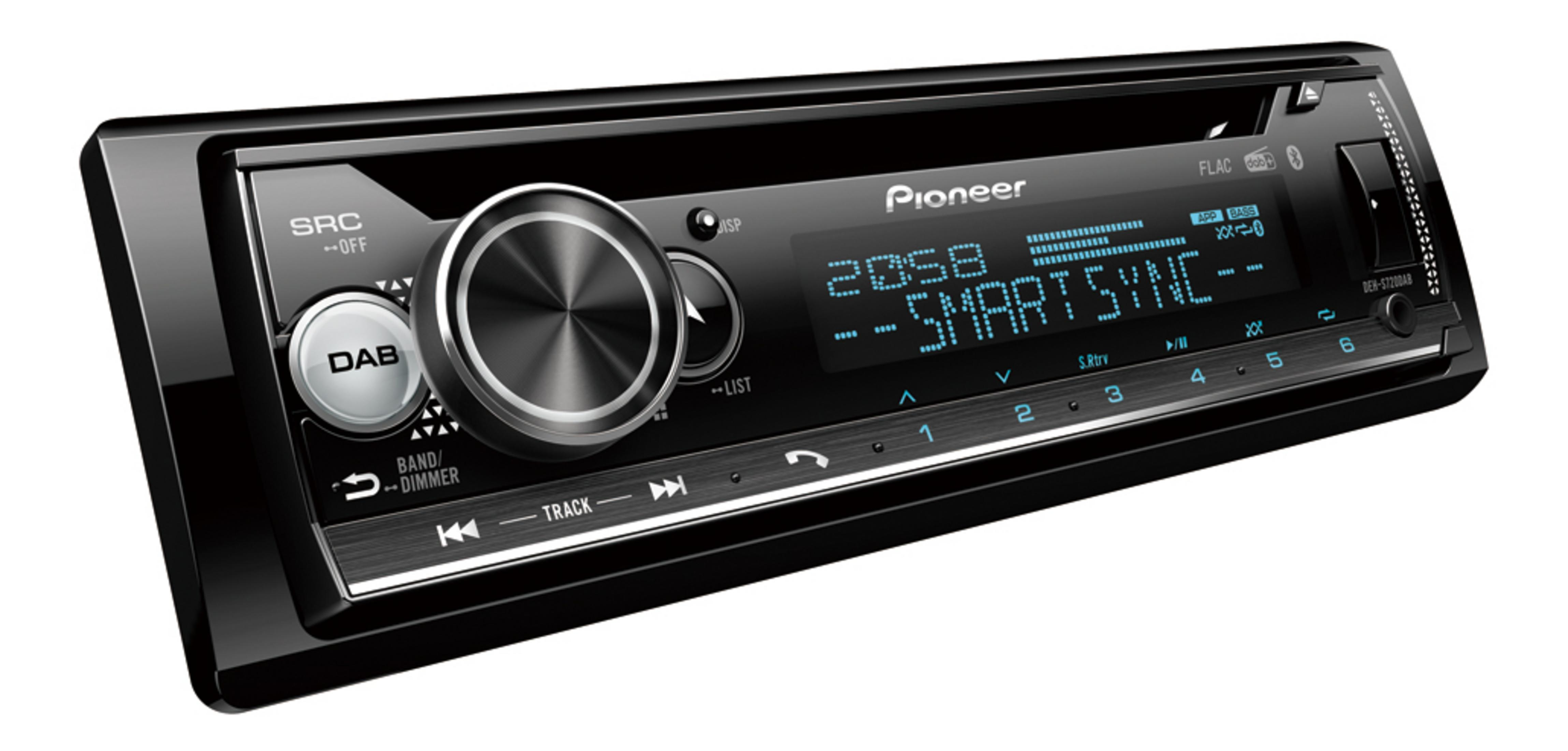 Ein schwarzer Pioneer-Autoradio mit silbernem Drehknopf und blauem Display.