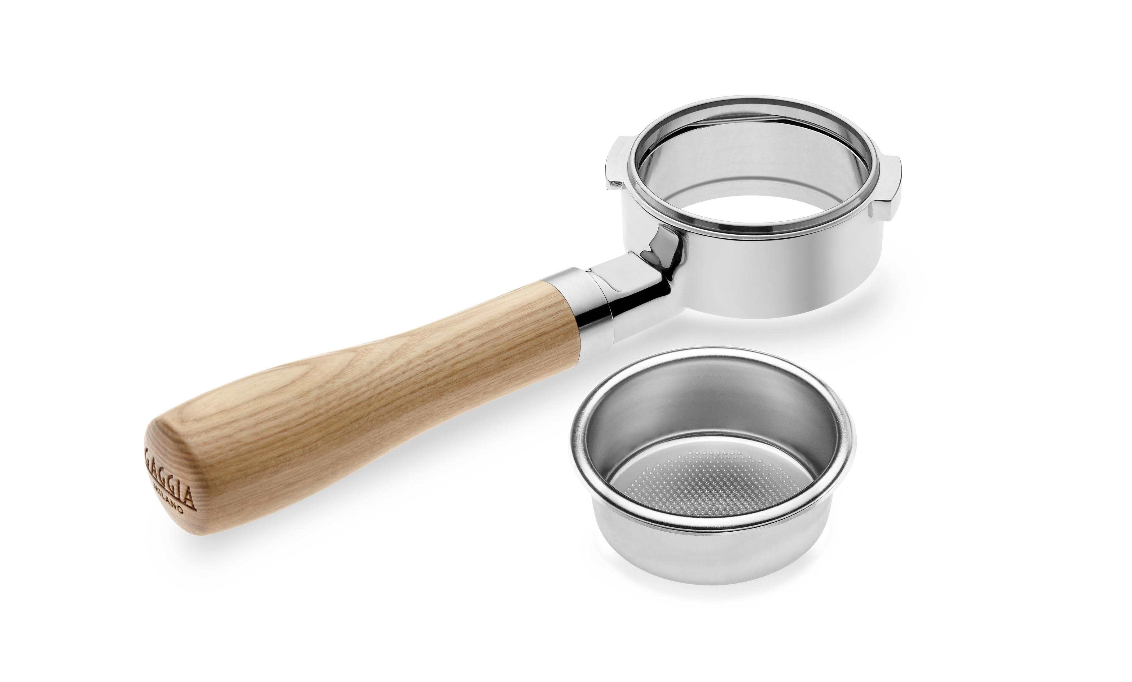 Een portafilter met houten handvat en een filterbakje op witte achtergrond.