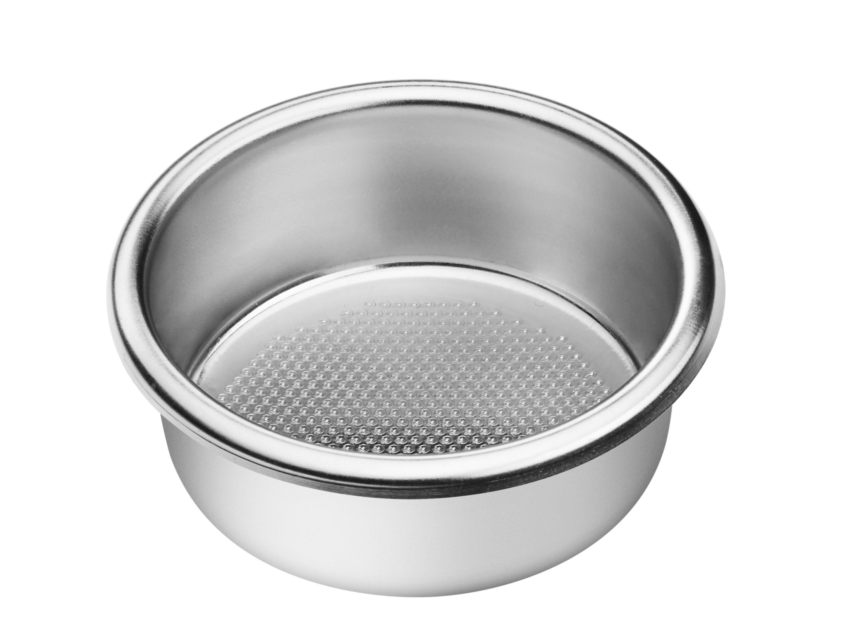 Een zilveren portafilter voor een espressomachine met een gaatjespatroon onderaan.