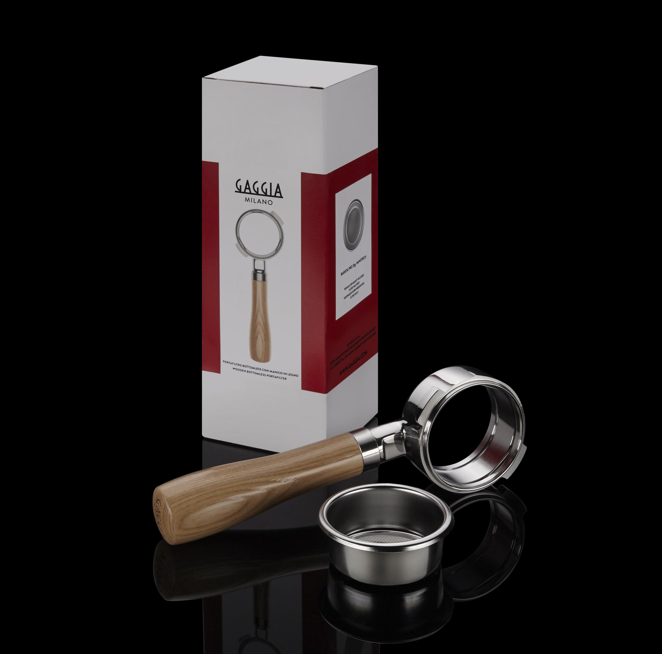 Een houten portafilter en filterbakje naast een Gaggia-doos.