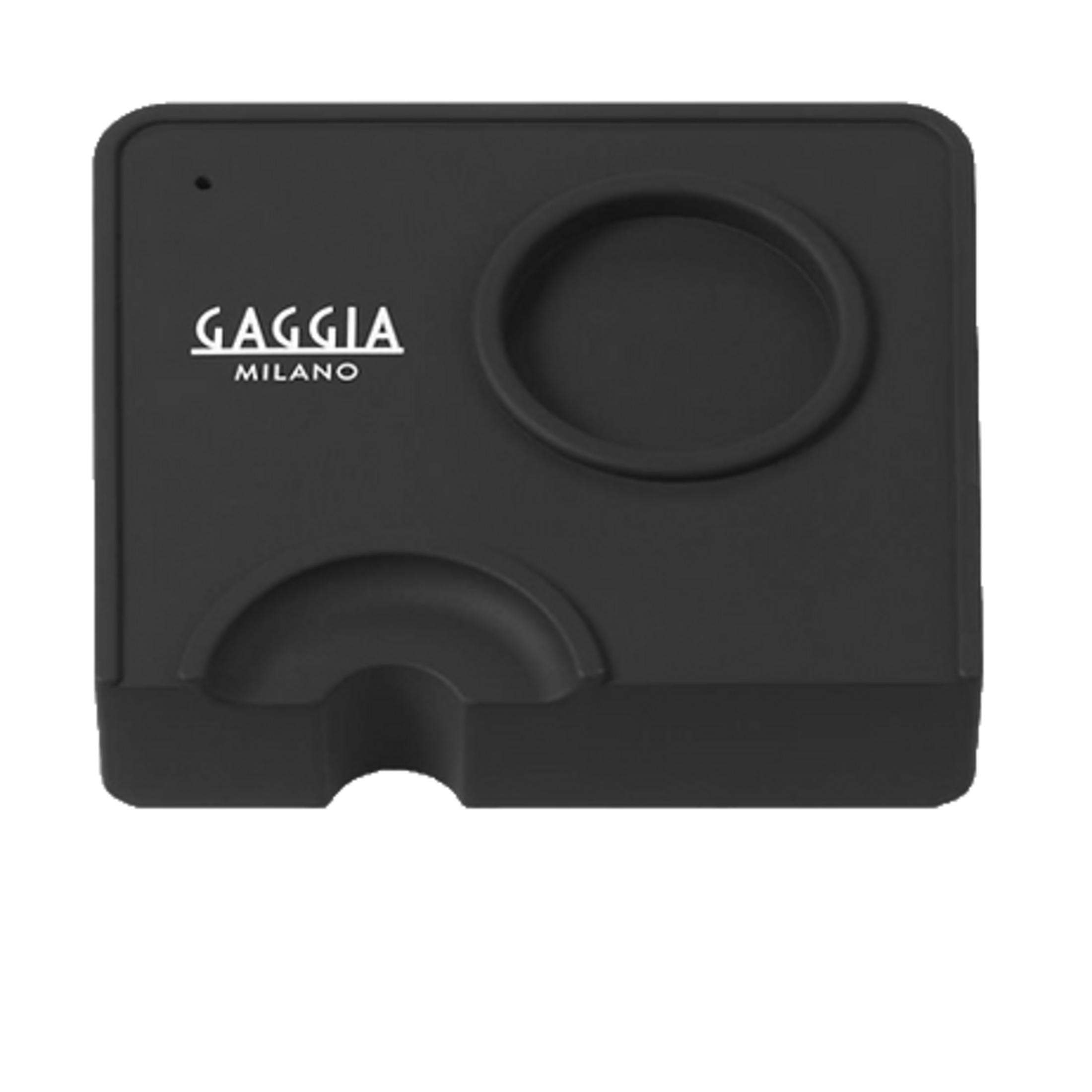 Zwarte Gaggia Milano tampermat met uitsparingen voor portafilter en tampen.