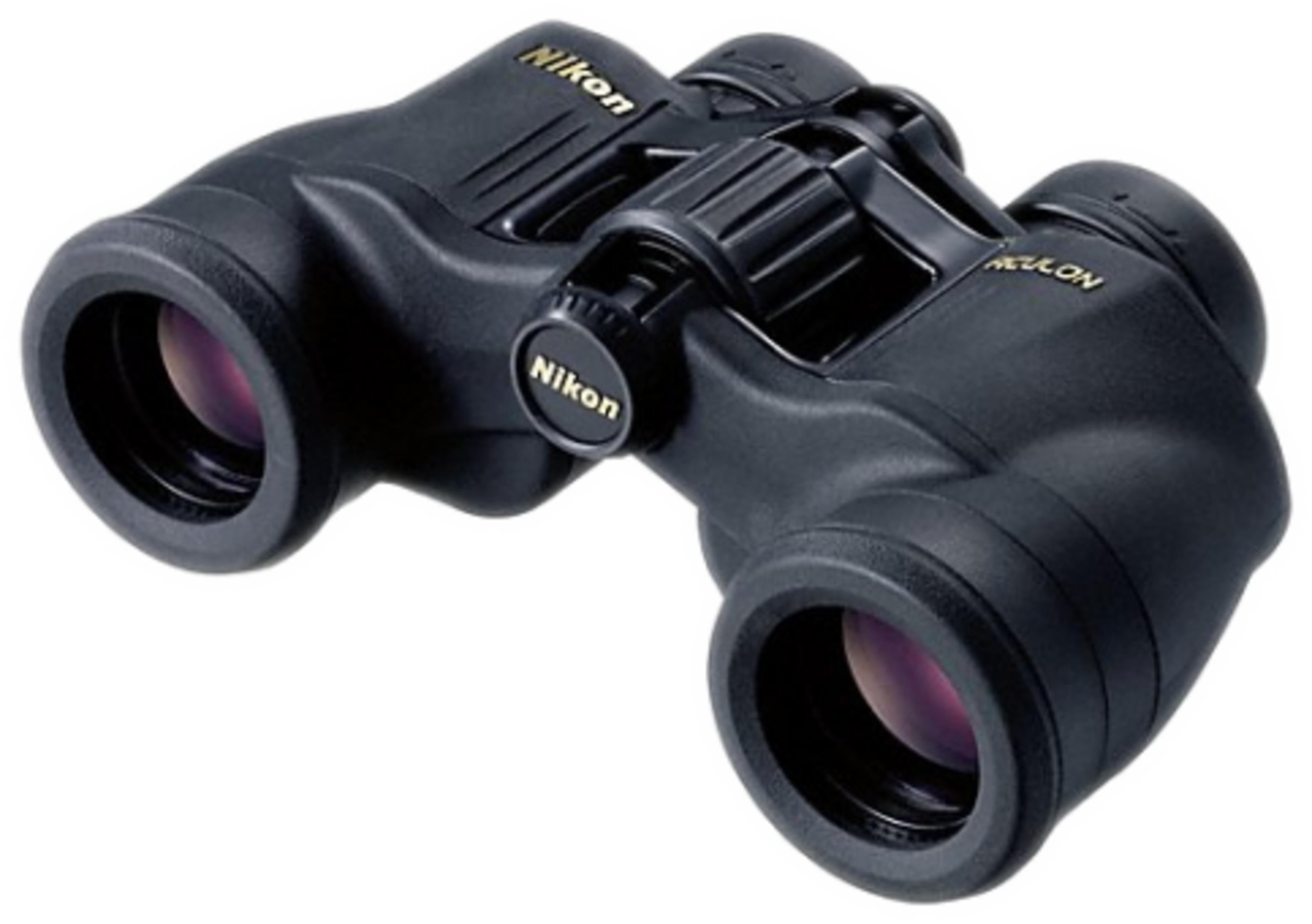 Binocolo Nikon nero con logo dorato, su sfondo bianco.