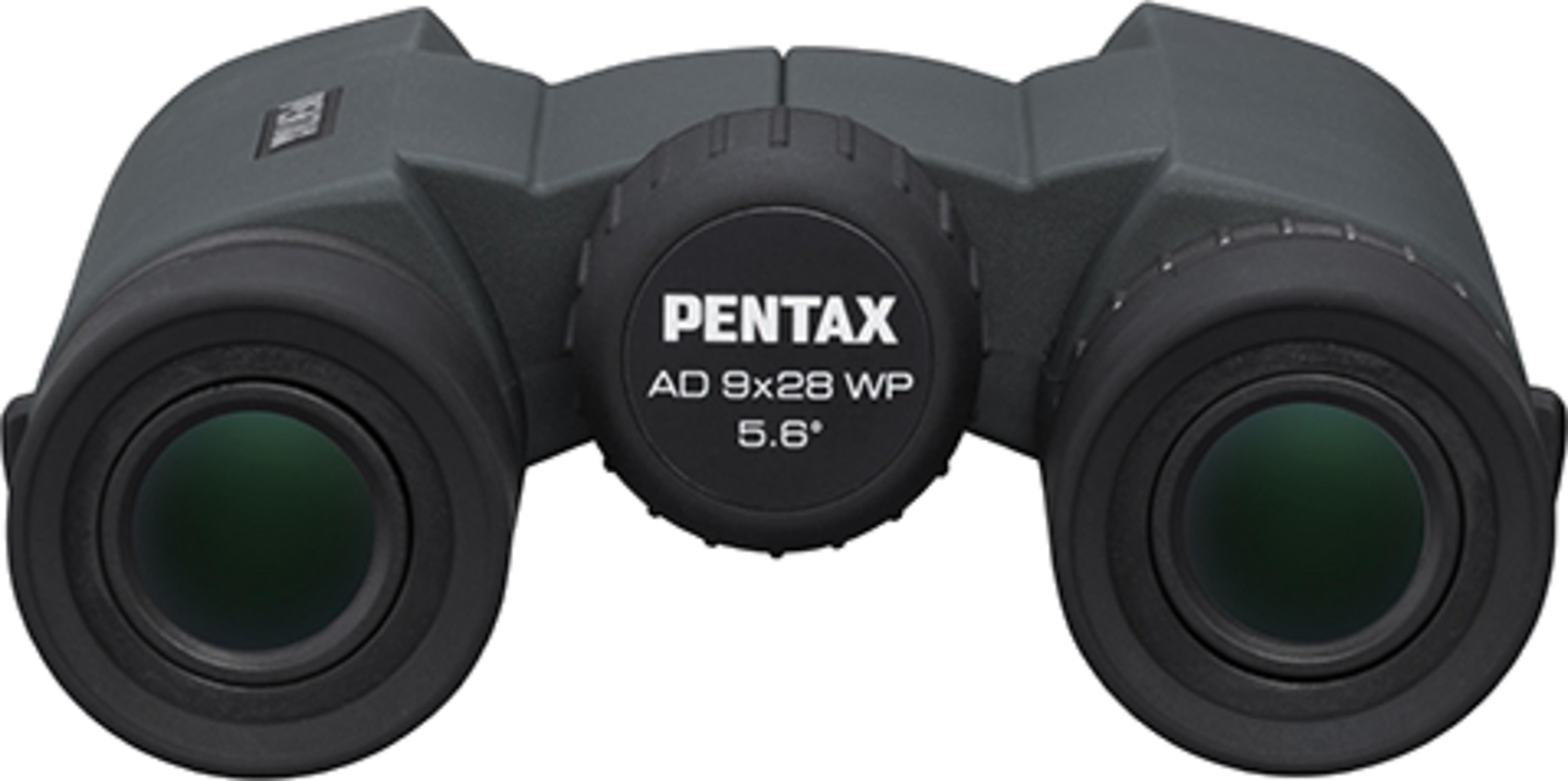 Binocolo Pentax grigio con rotella di messa a fuoco e marchi sull'obiettivo.