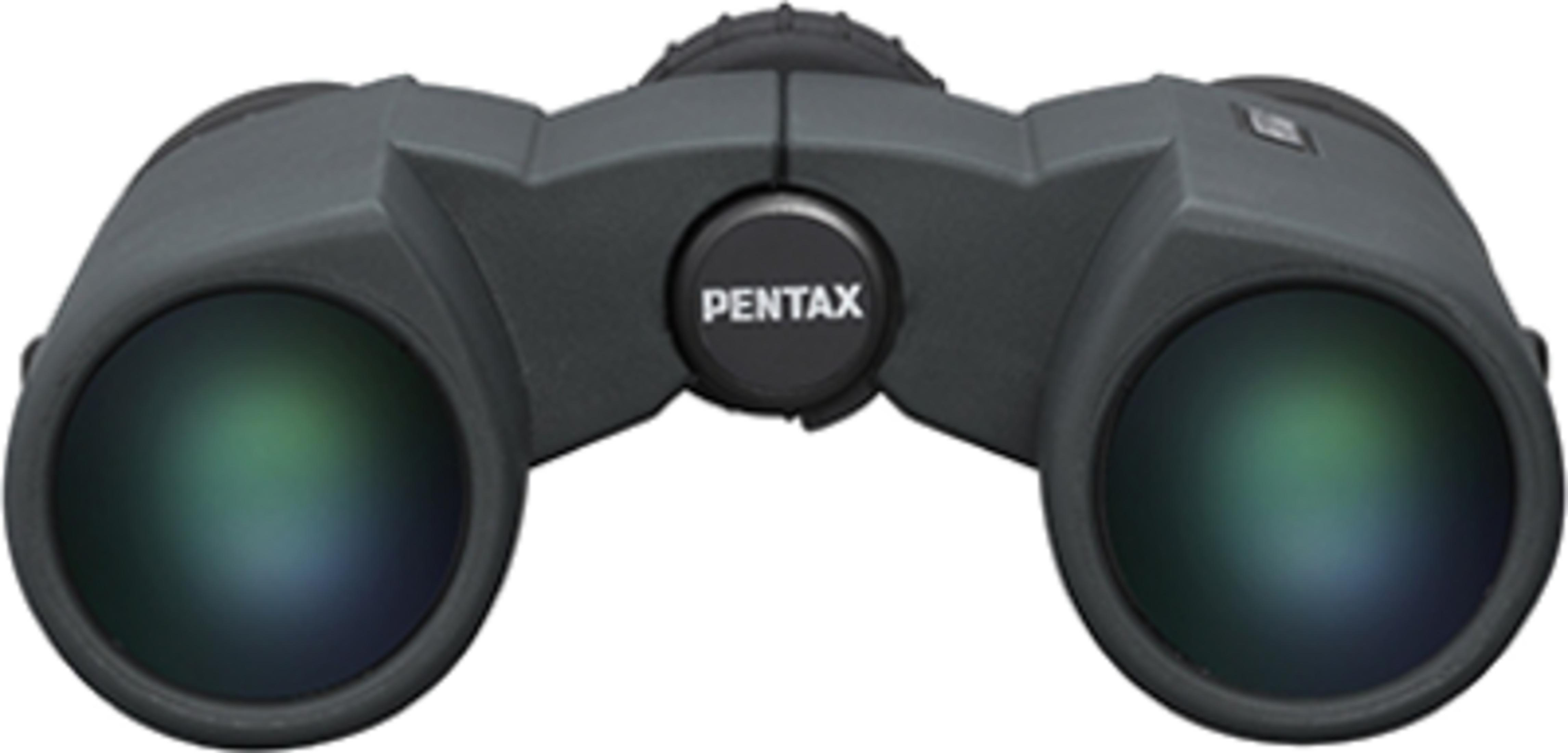 Binocolo Pentax grigio con lenti blu-verdi, su sfondo bianco.