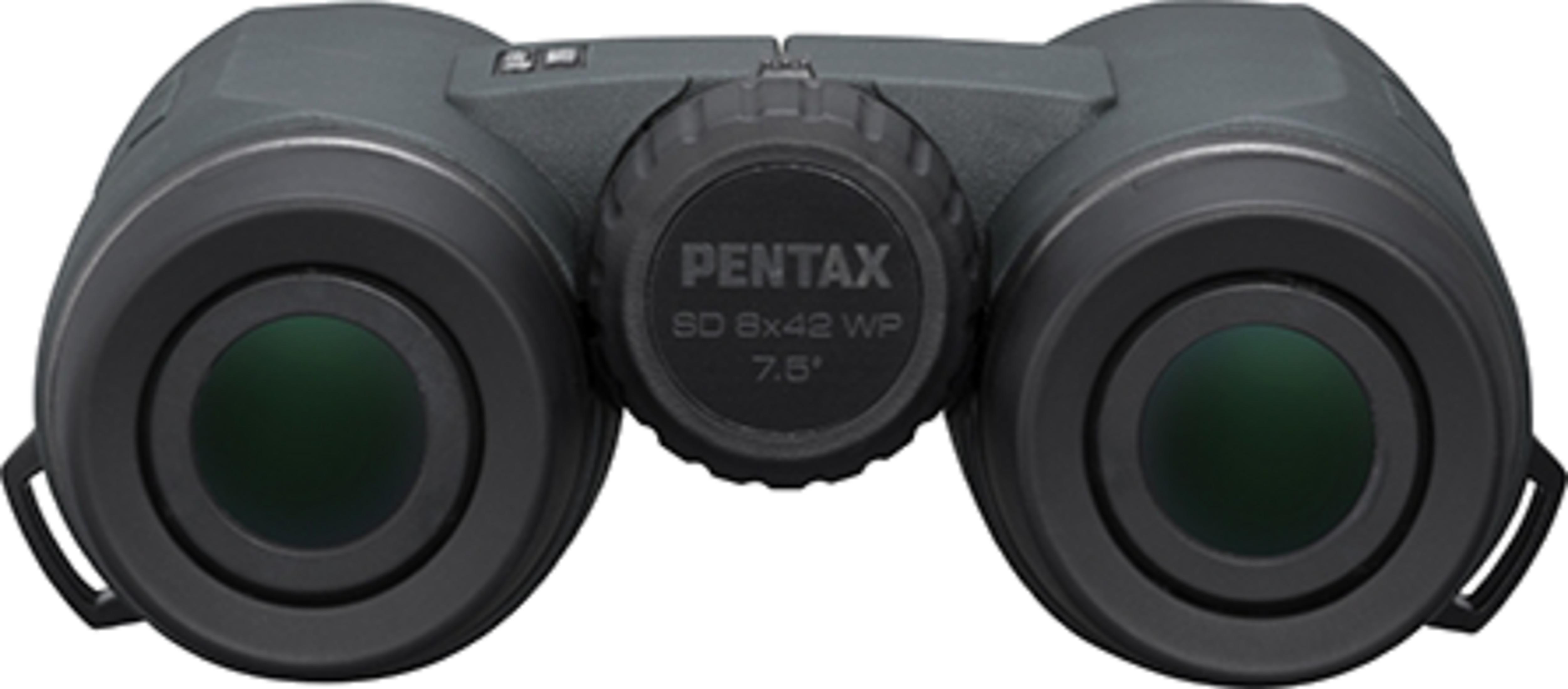 Binocolo Pentax grigio con rotella di messa a fuoco e testo.