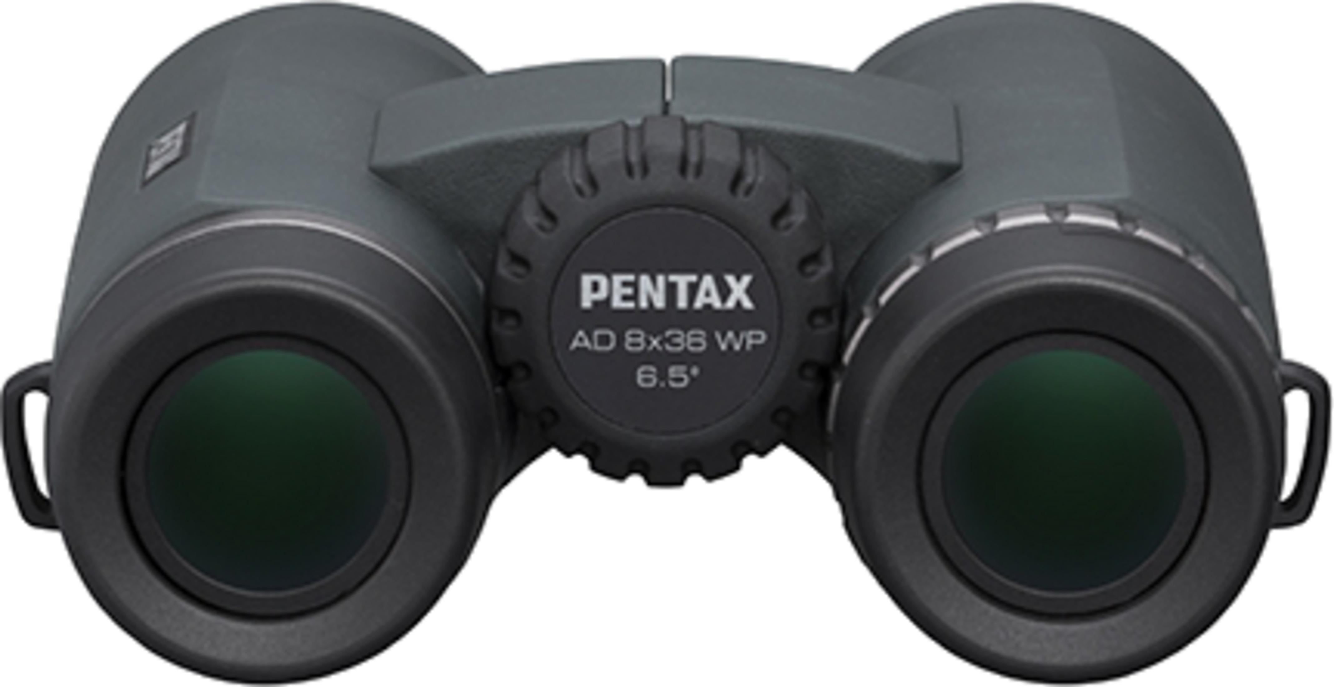 Graue Pentax Fernglas mit Fokusrad und grünen Linsen. Modell AD 8x36 WP.