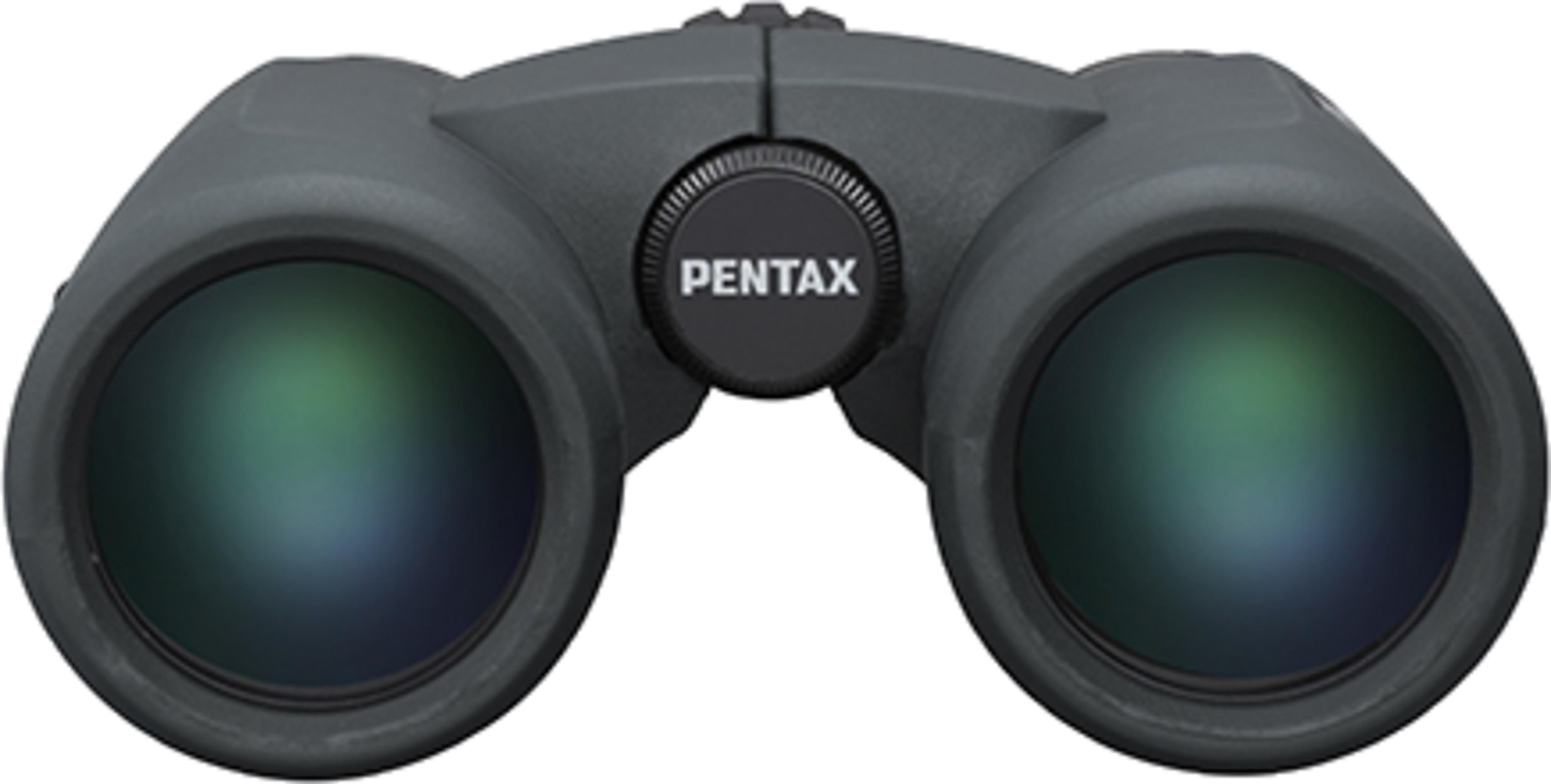 Graue Pentax Fernglas mit Fokusrad in der Mitte und grünen Linsen.