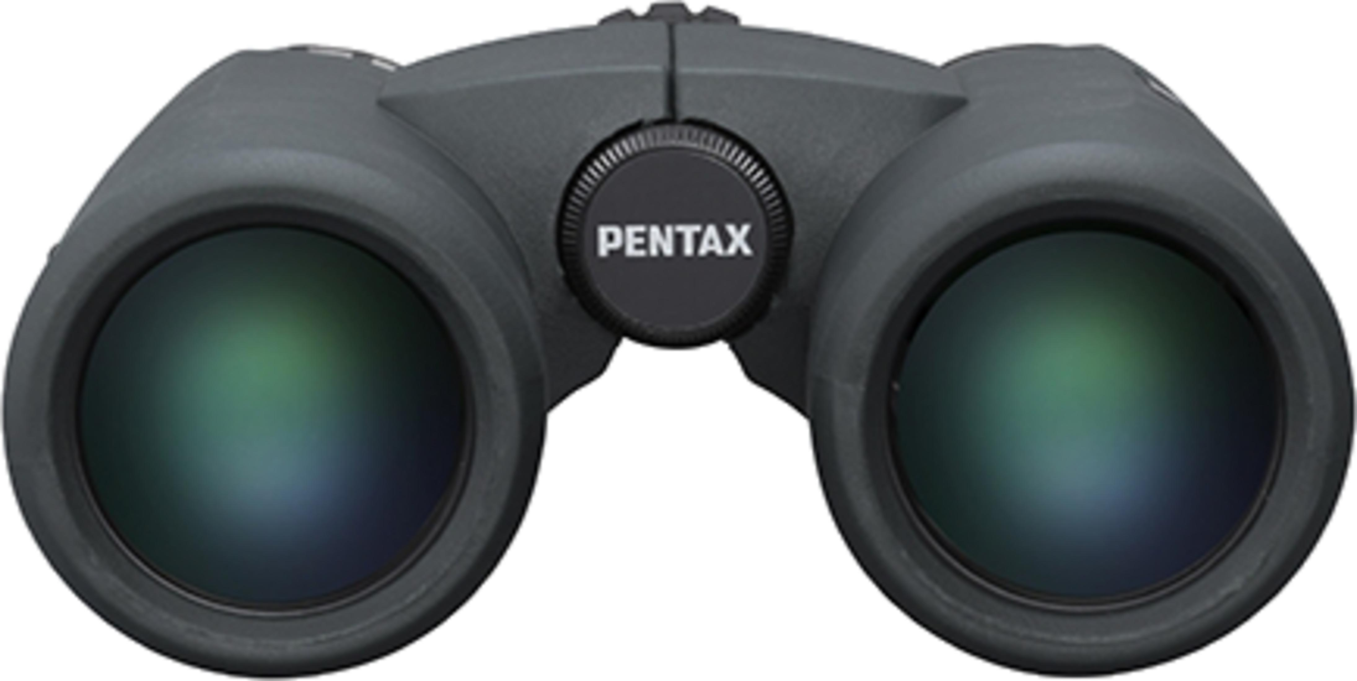 Binocolo Pentax grigio scuro con rotella di messa a fuoco centrale e lenti blu-verdi.