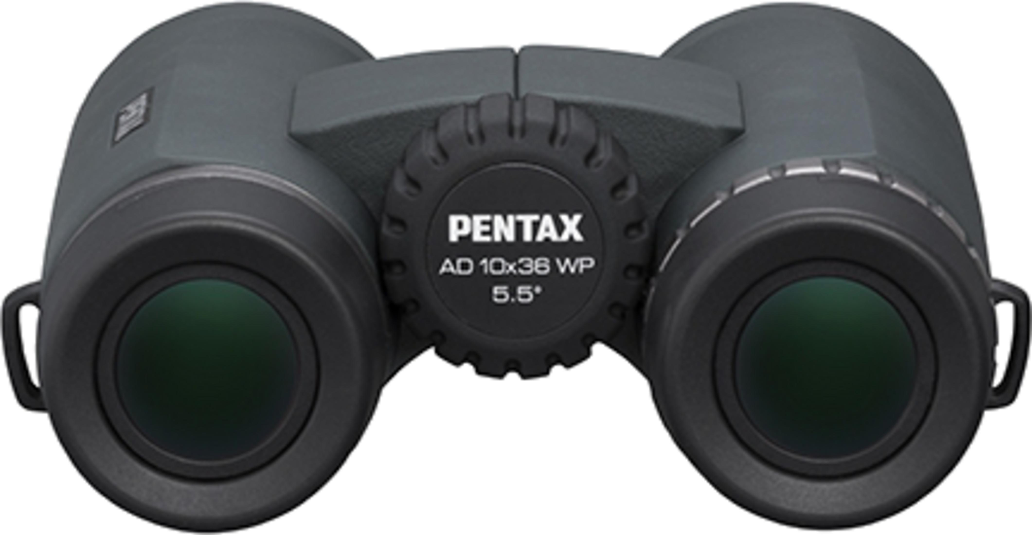 Binocolo Pentax AD 10x36 WP grigio con rotella di messa a fuoco e lenti verdi.