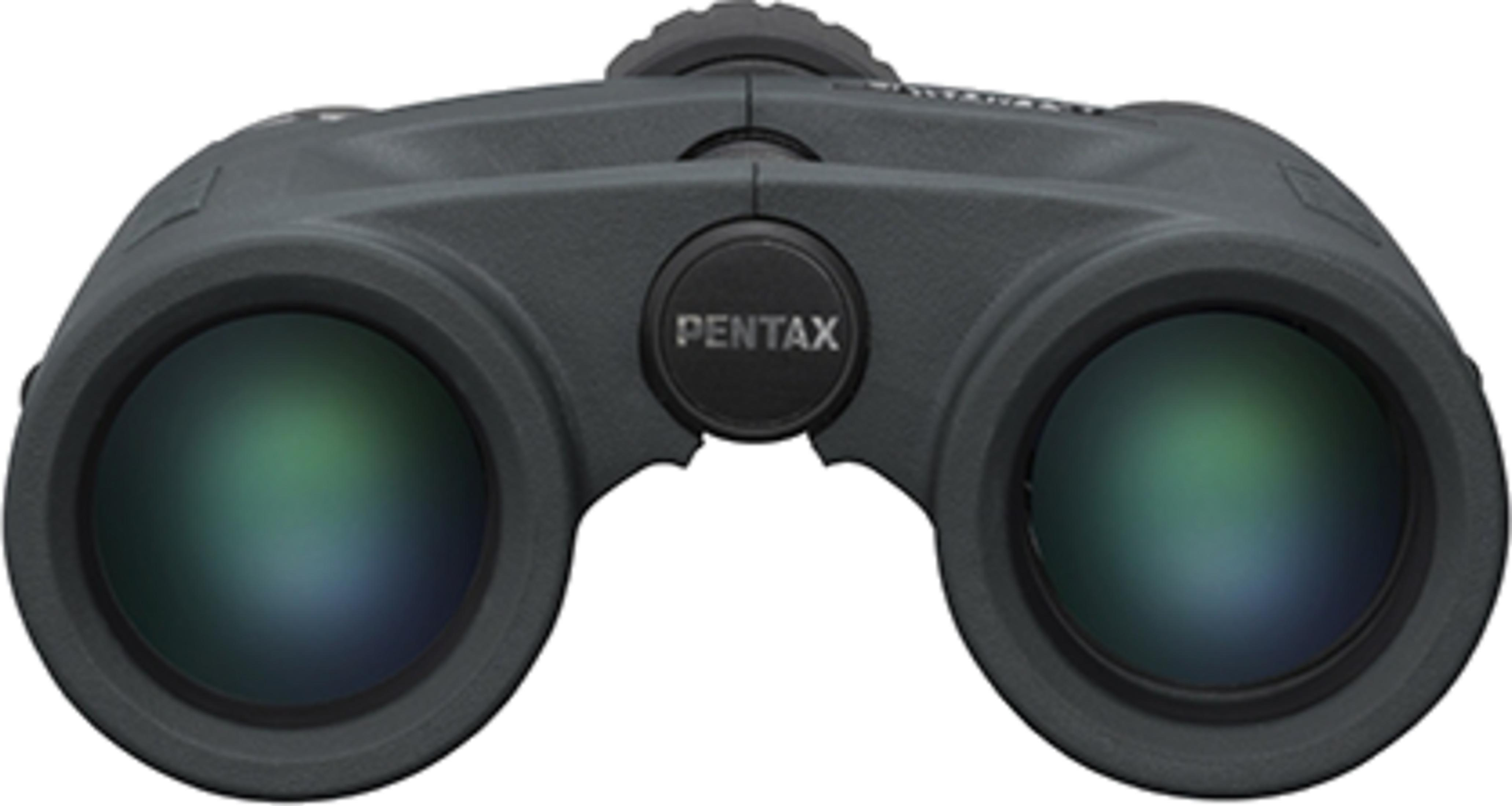 Binocolo Pentax grigio scuro con lenti blu e verdi.