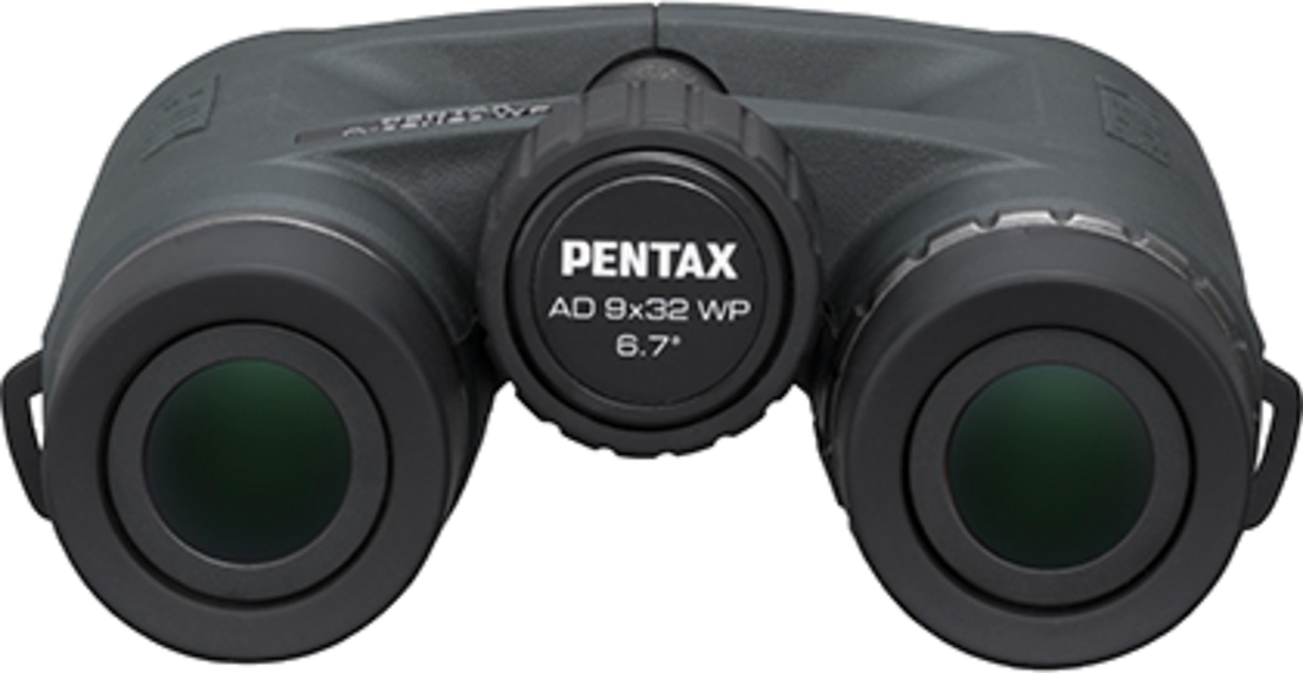 Binocolo Pentax nero con lenti verdi e rotella di messa a fuoco centrale.