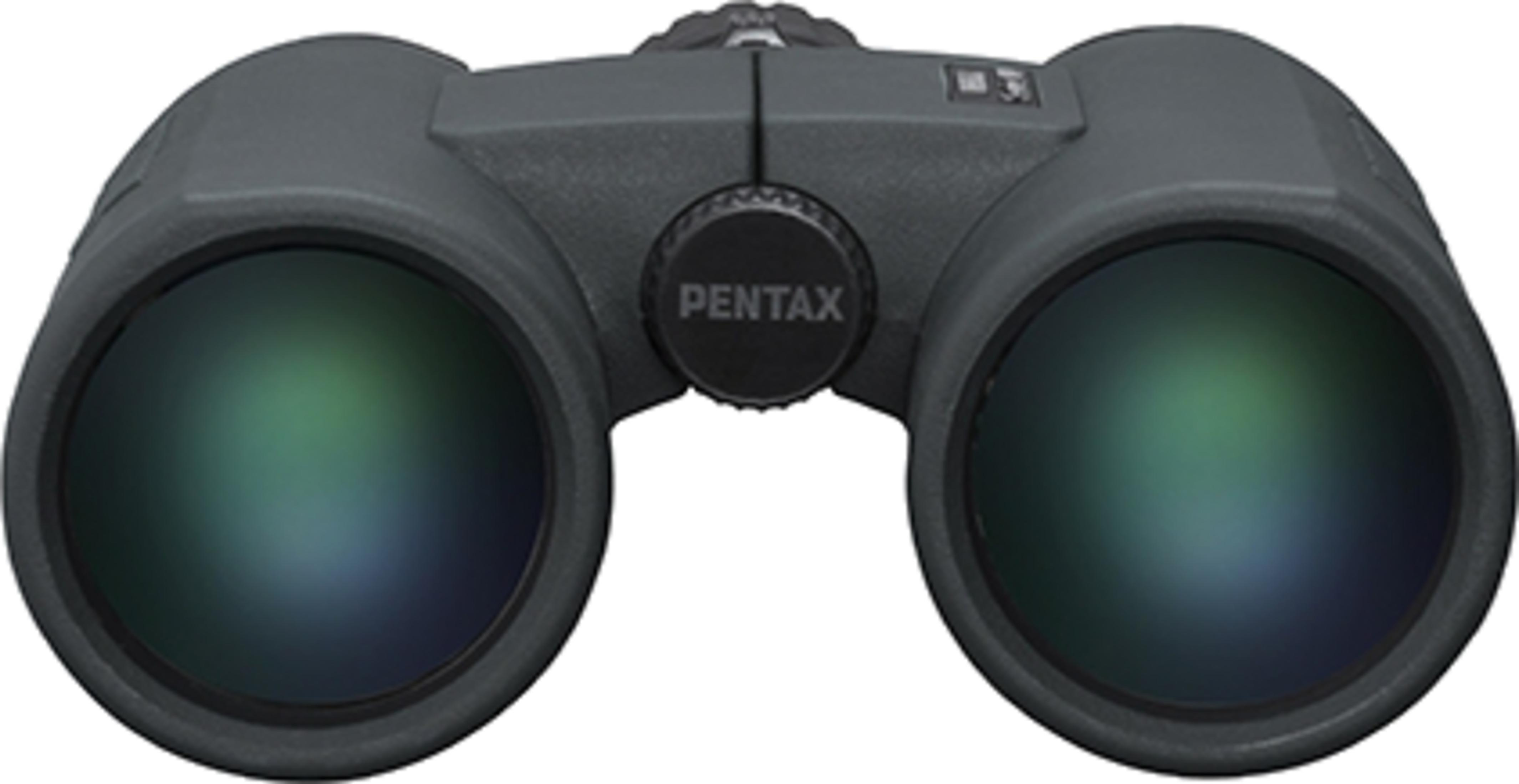 Binocolo Pentax grigio con lenti verdi e rotella di messa a fuoco.