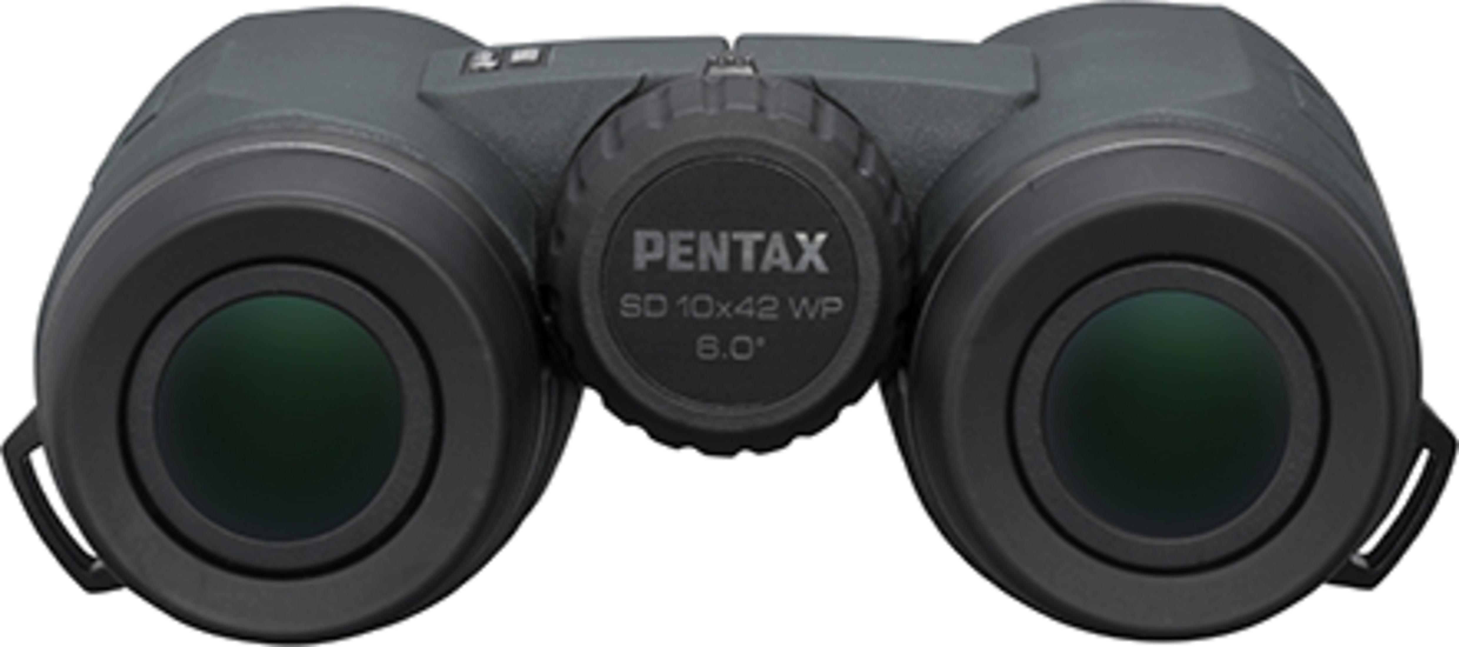 Binocolo Pentax grigio scuro con lenti verdi e rotella di messa a fuoco.