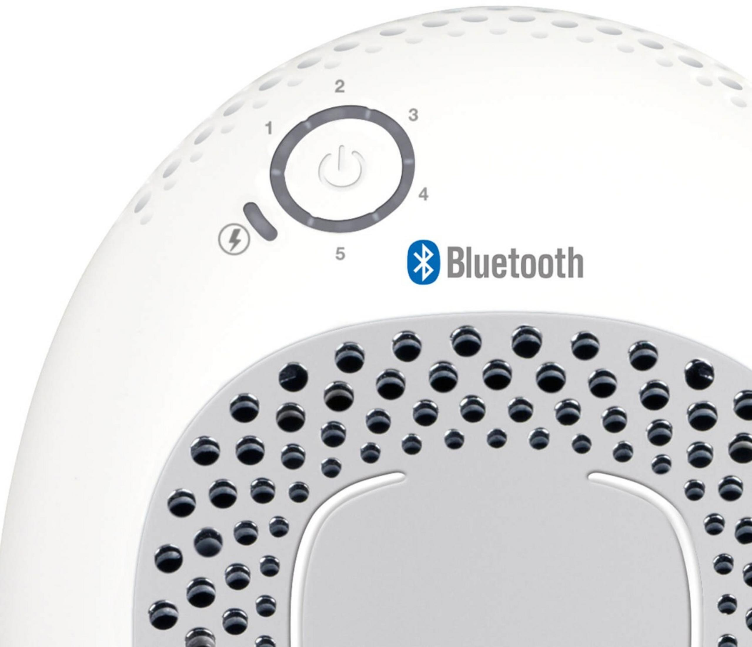 Nahaufnahme eines weißen Geräts mit Bluetooth-Symbol und Ein-/Aus-Taste.