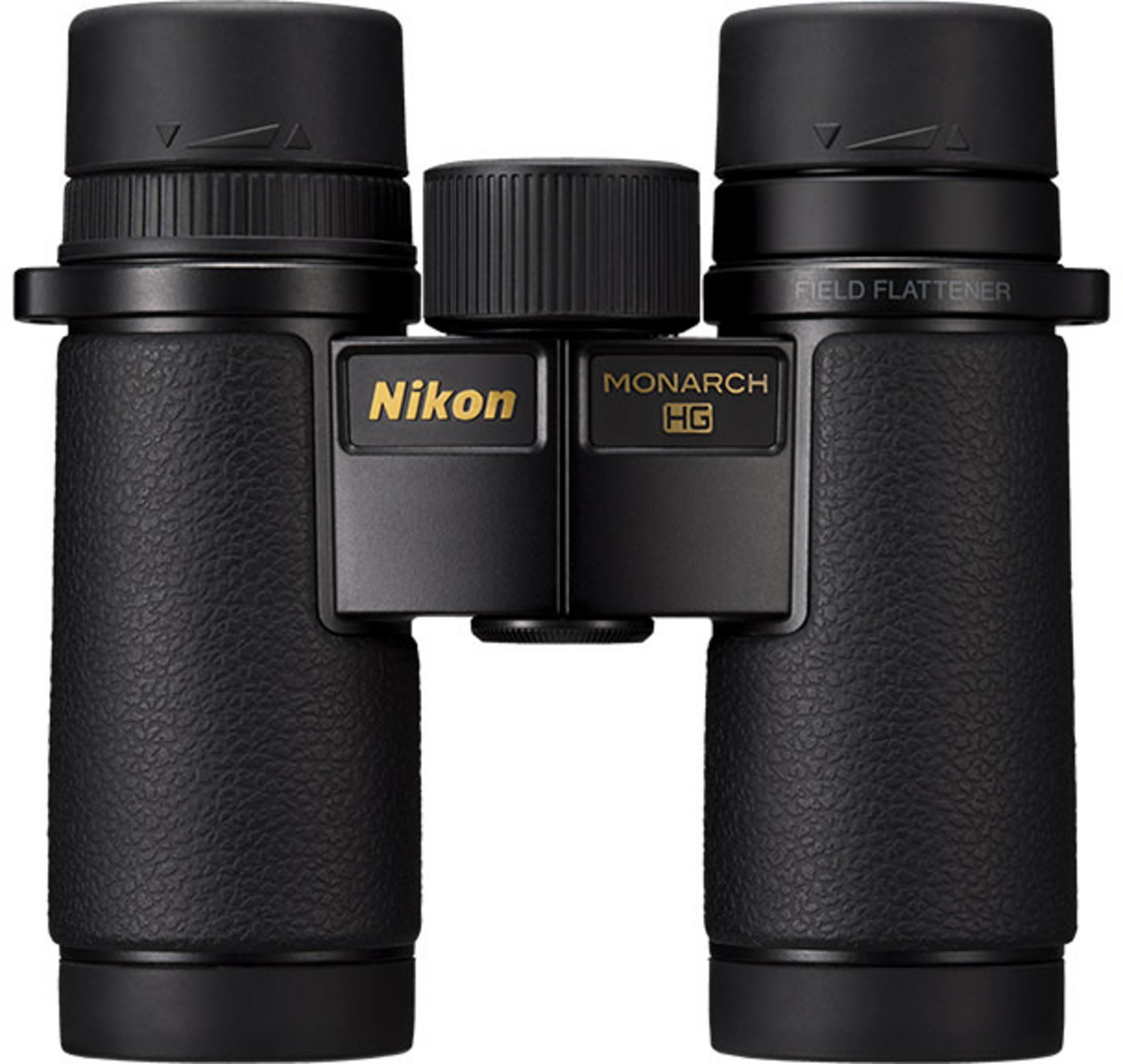 Binocolo nero Nikon Monarch HG con ghiera di messa a fuoco zigrinata e tappi.