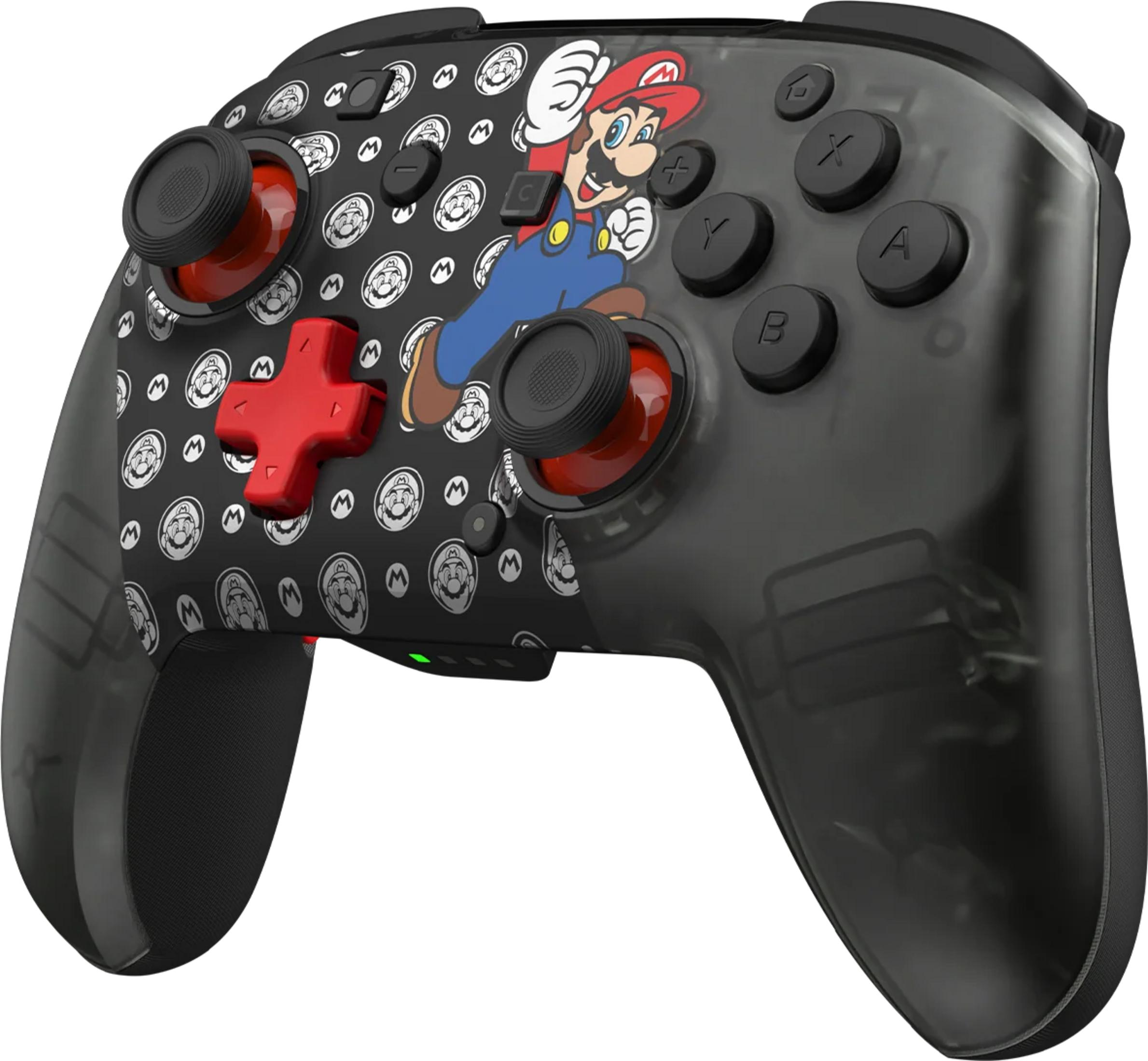 Controller Nintendo nero a tema Mario con accenti rossi.