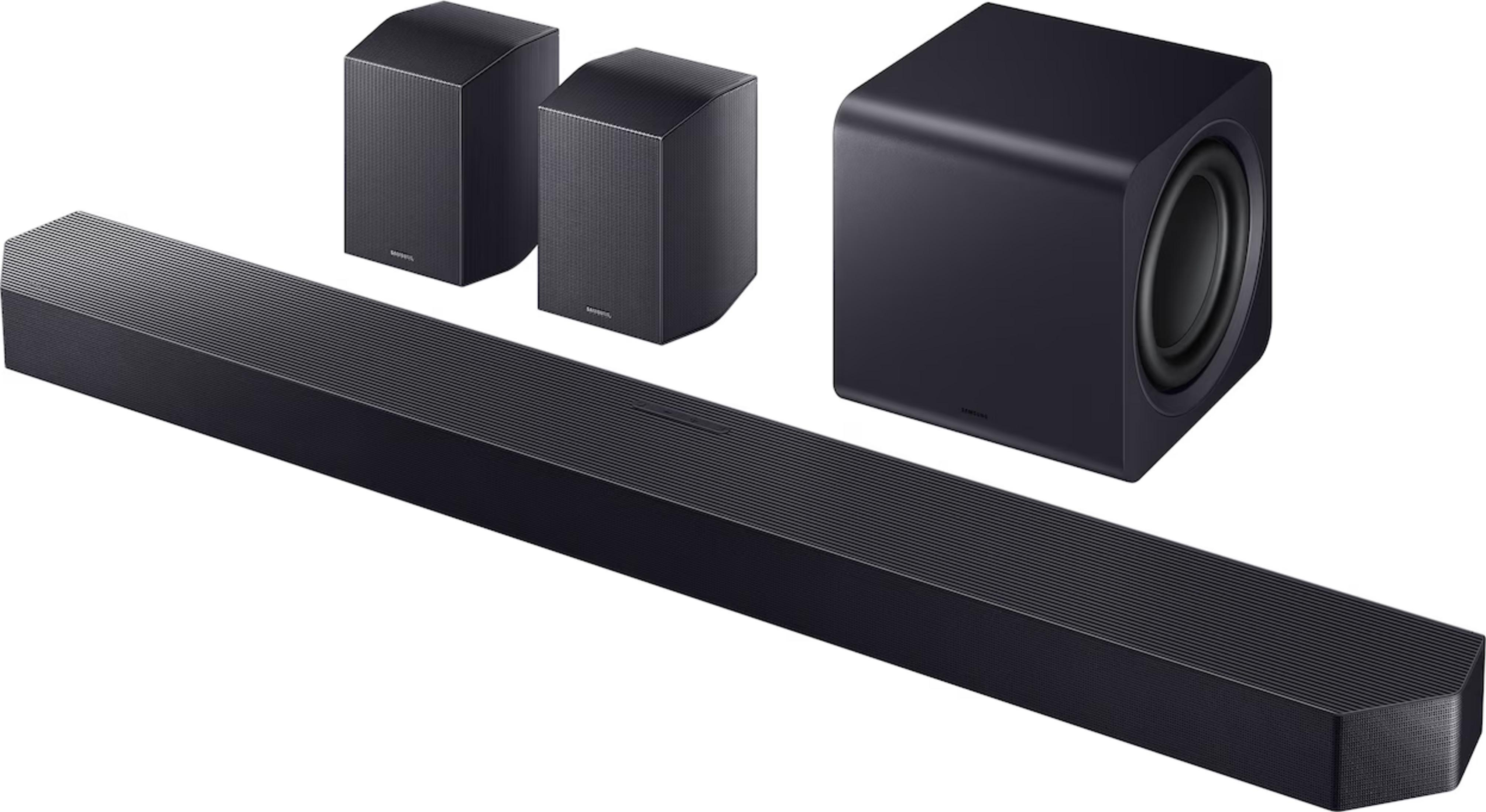 Schwarze Soundbar, zwei Satellitenlautsprecher und ein Subwoofer auf weißem Hintergrund.
