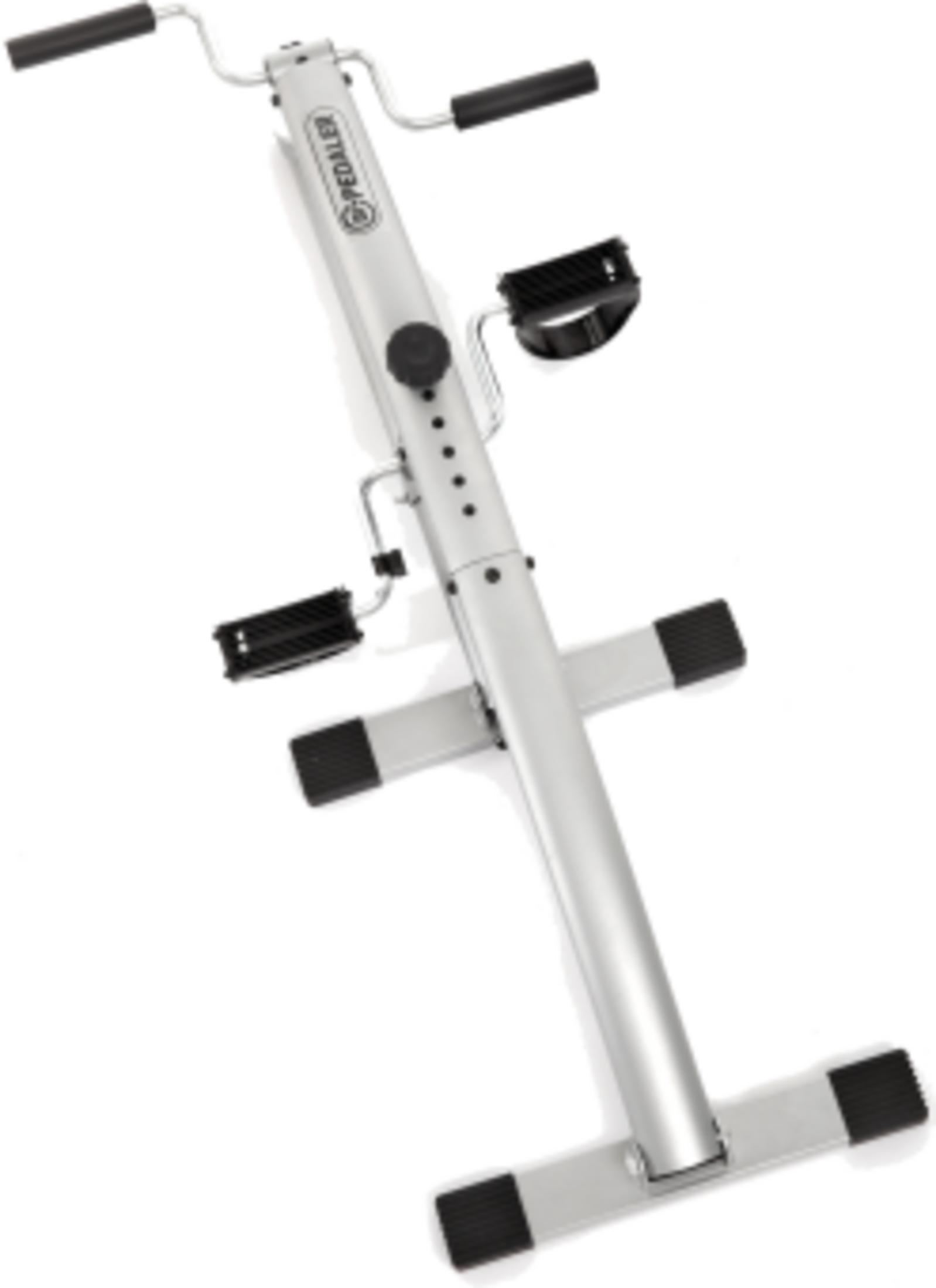 Silberner Heimtrainer mit Pedalen und Griffen auf weißem Hintergrund.