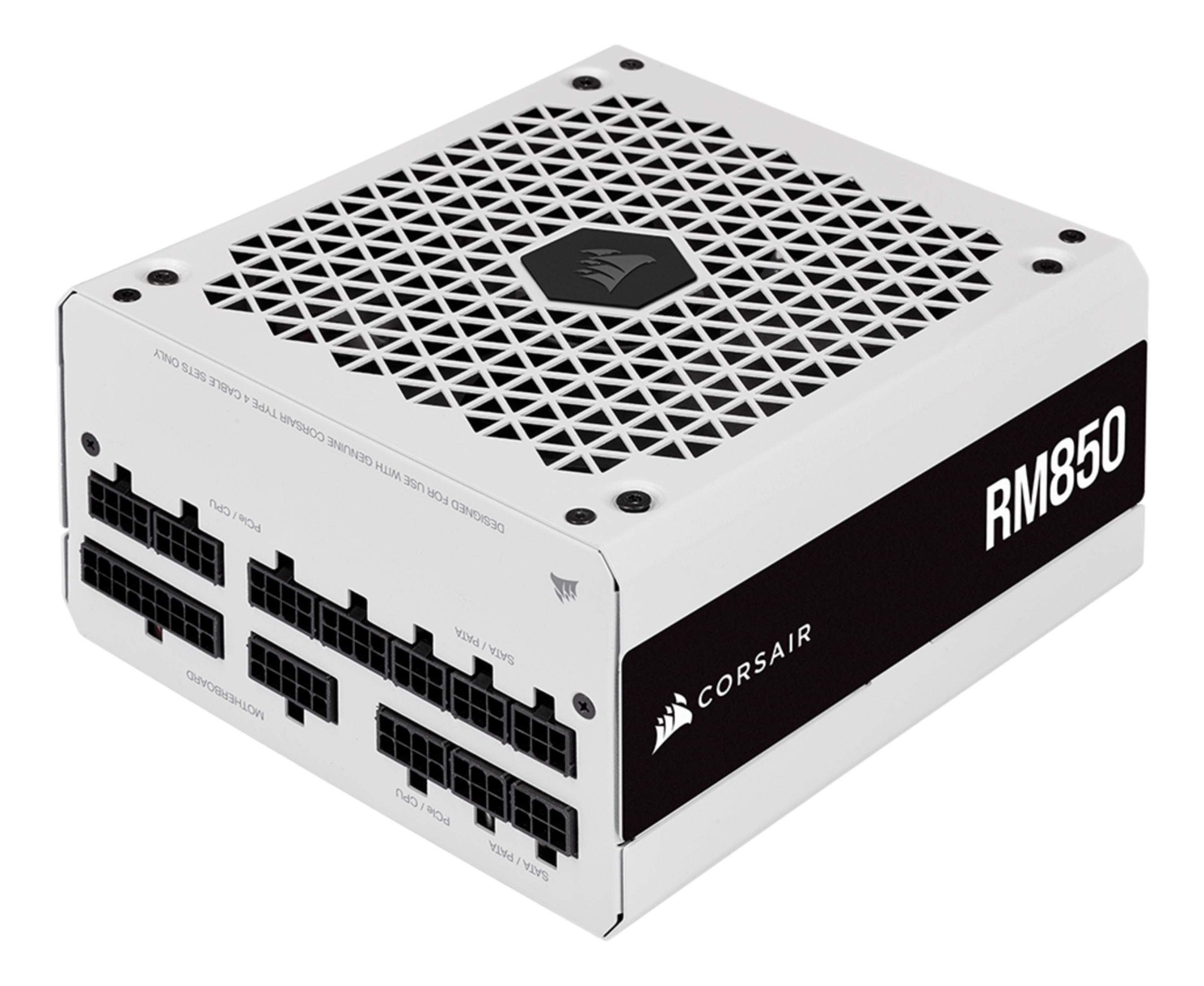 Una fuente de alimentación Corsair RM850 blanca con puertos para placa base, SATA/PATA y PCIe/CPU.