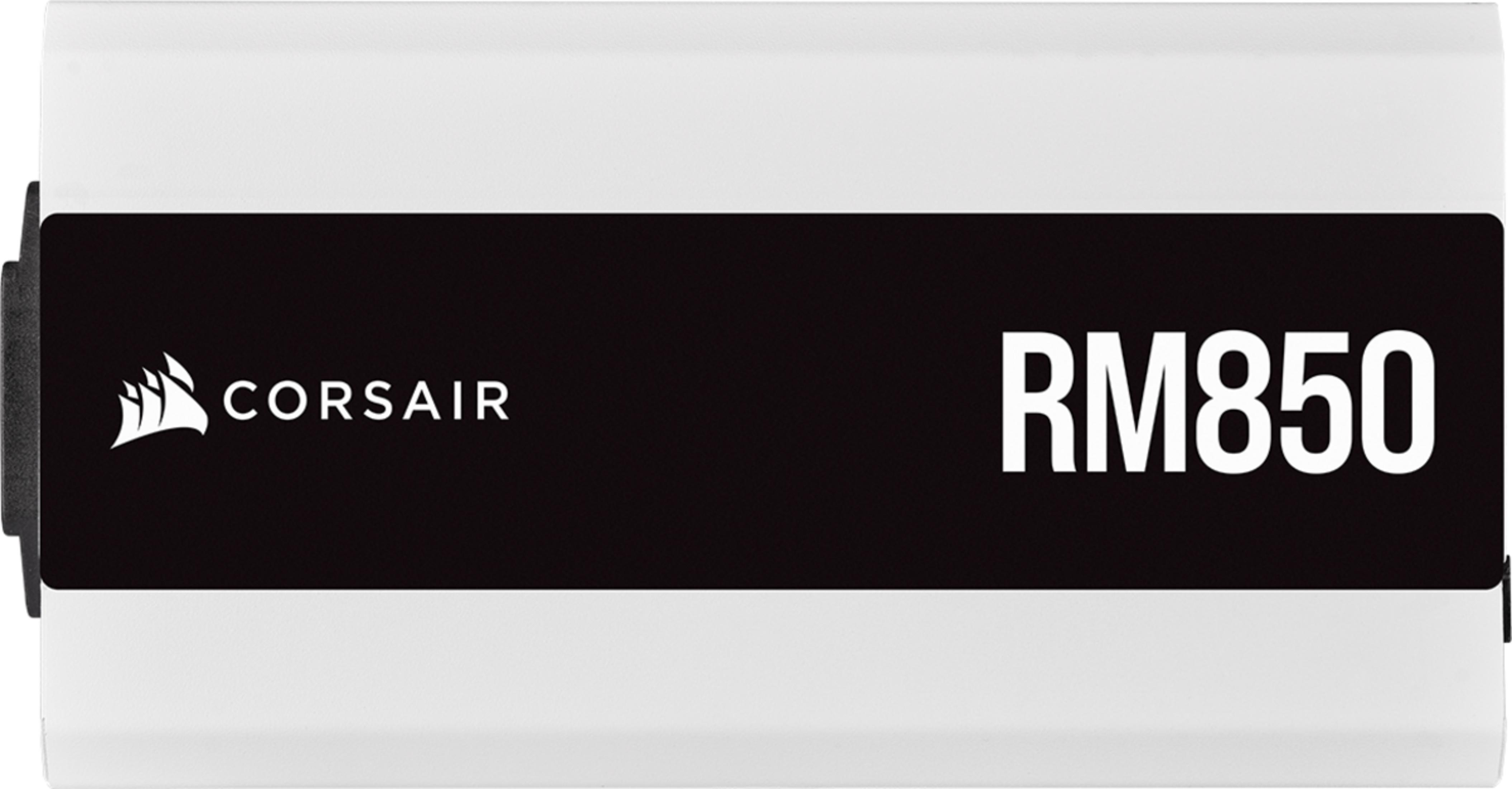 Una fuente de alimentación Corsair RM850 blanca con franja y logo negros.
