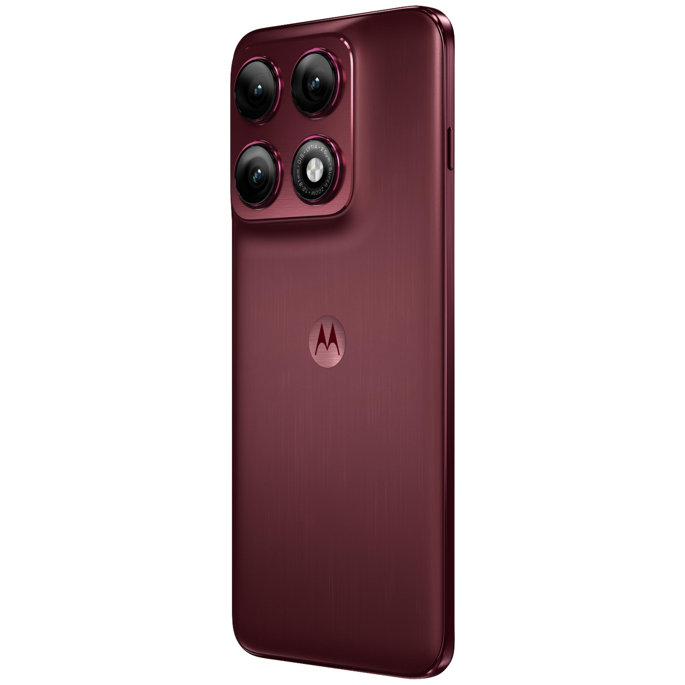 Uno smartphone rosso scuro con quadrupla fotocamera e logo Motorola.