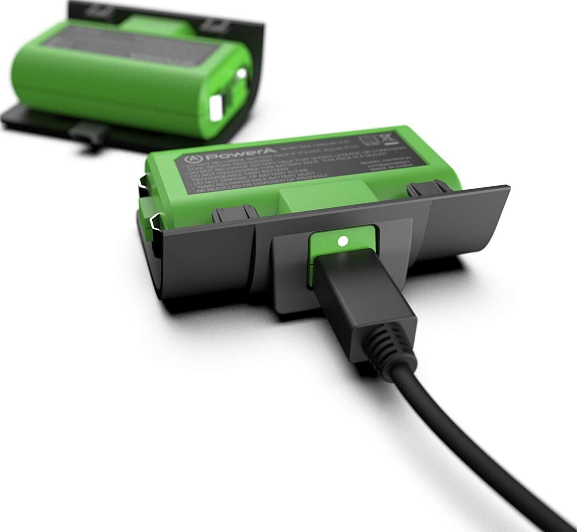 Pacchi batteria verdi Xbox, uno in carica con cavo nero.