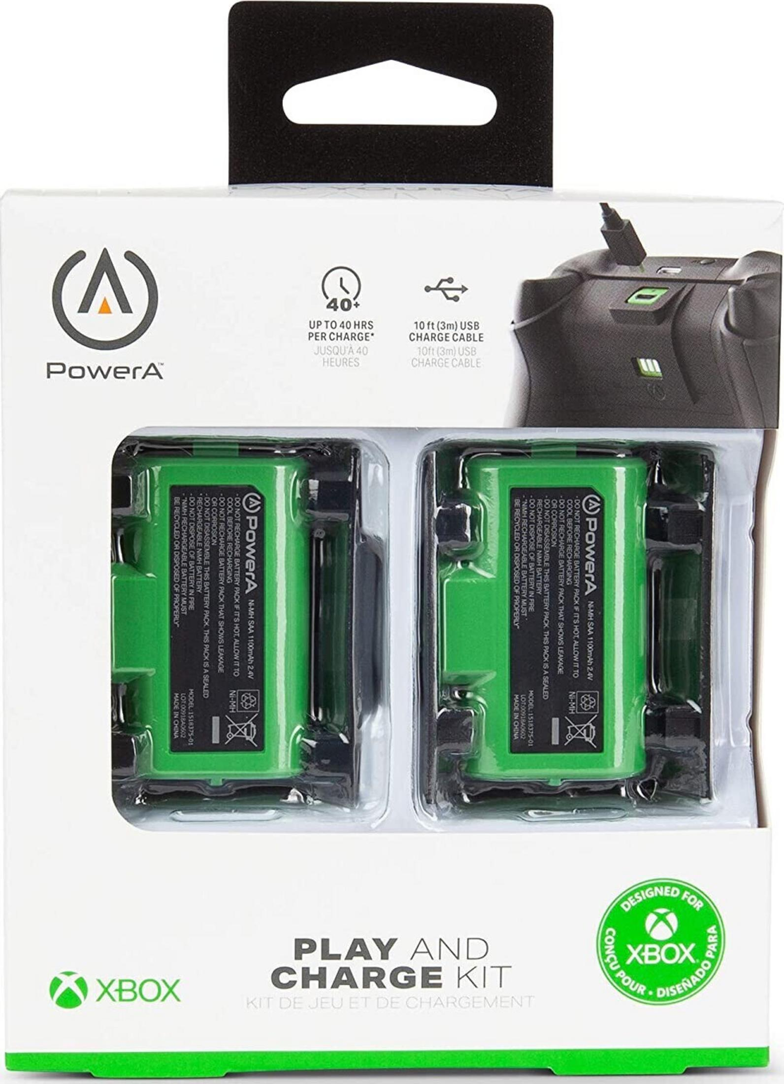 Kit di ricarica e gioco PowerA Xbox con due batterie verdi e cavo USB.