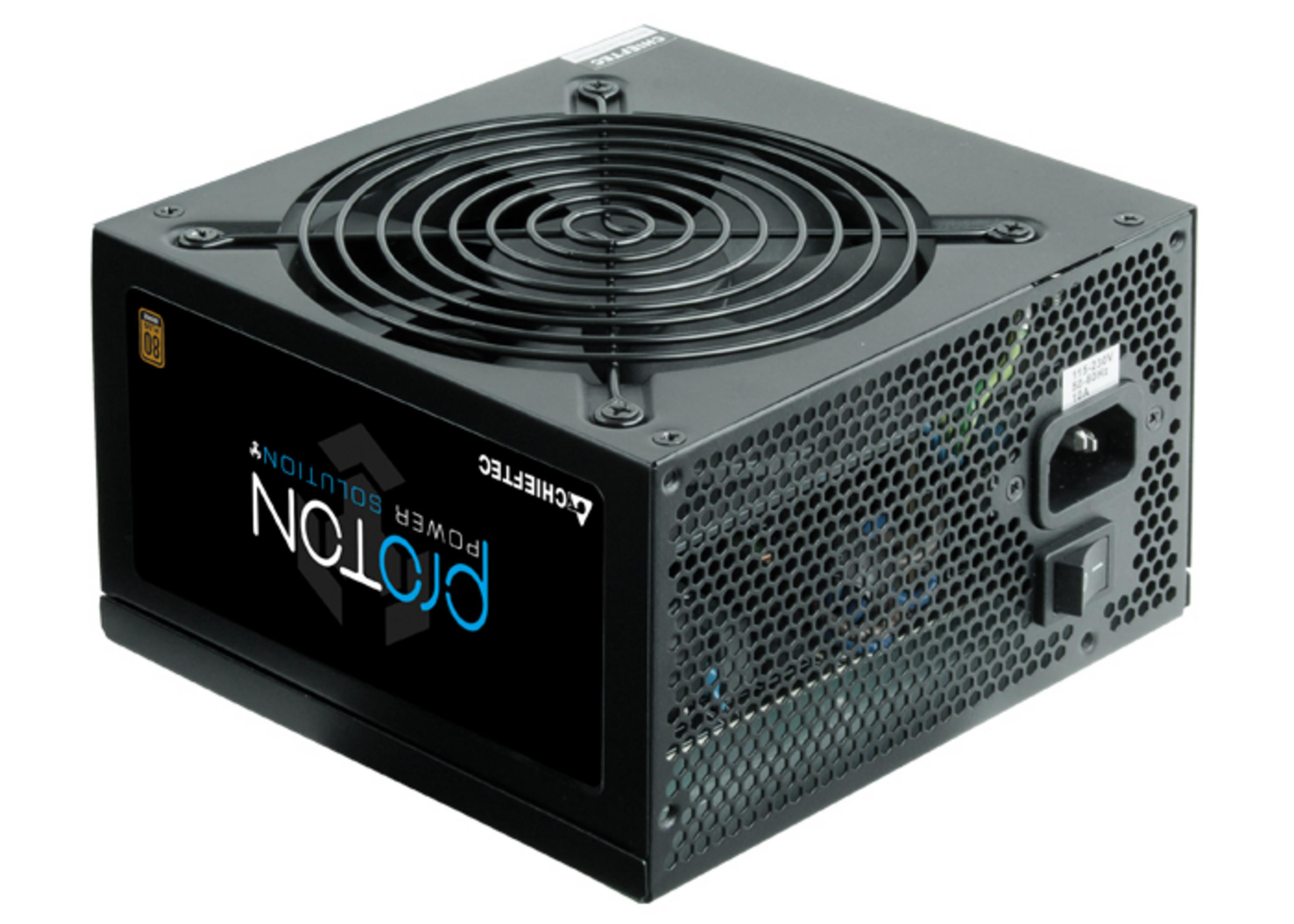 Un alimentatore nero con ventola e logo PROTON. Ha un interruttore e un connettore di alimentazione.